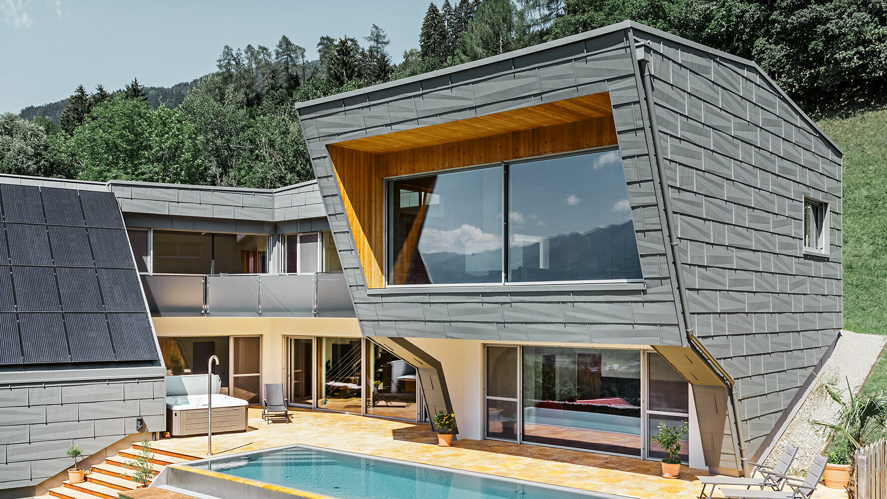 Modern családi ház P.10 világosszürke színű PREFA FX.12 tetőfedő és homlokzatburkoló panelekkel