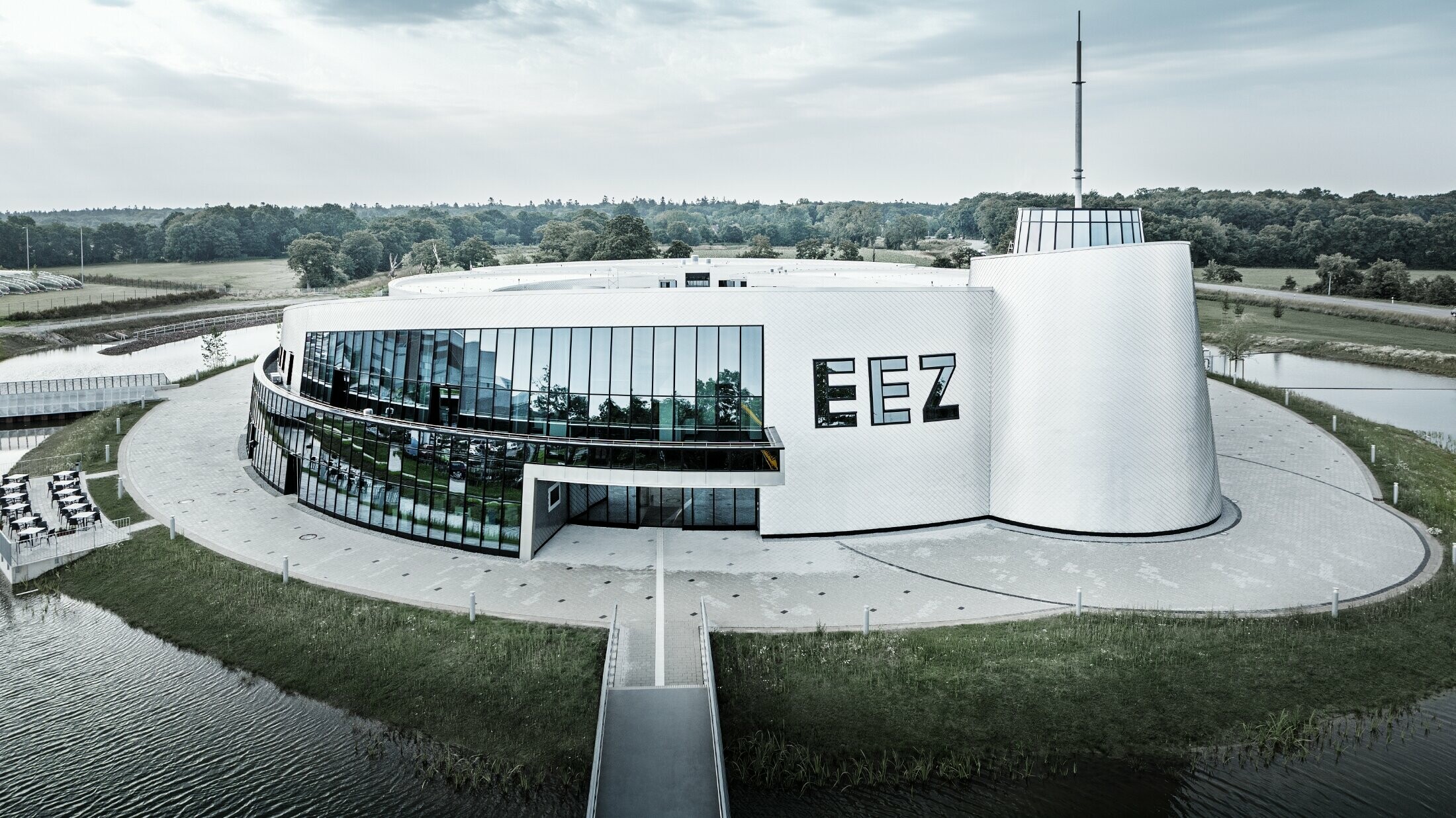 Az Aurich Energie-Erlebnis-Zentrum (EEZ) az épület számos lekerekített részeit 20 × 20-as PREFA homlokzatburkoló rombusszal burkolták, natúr alumínium színben.