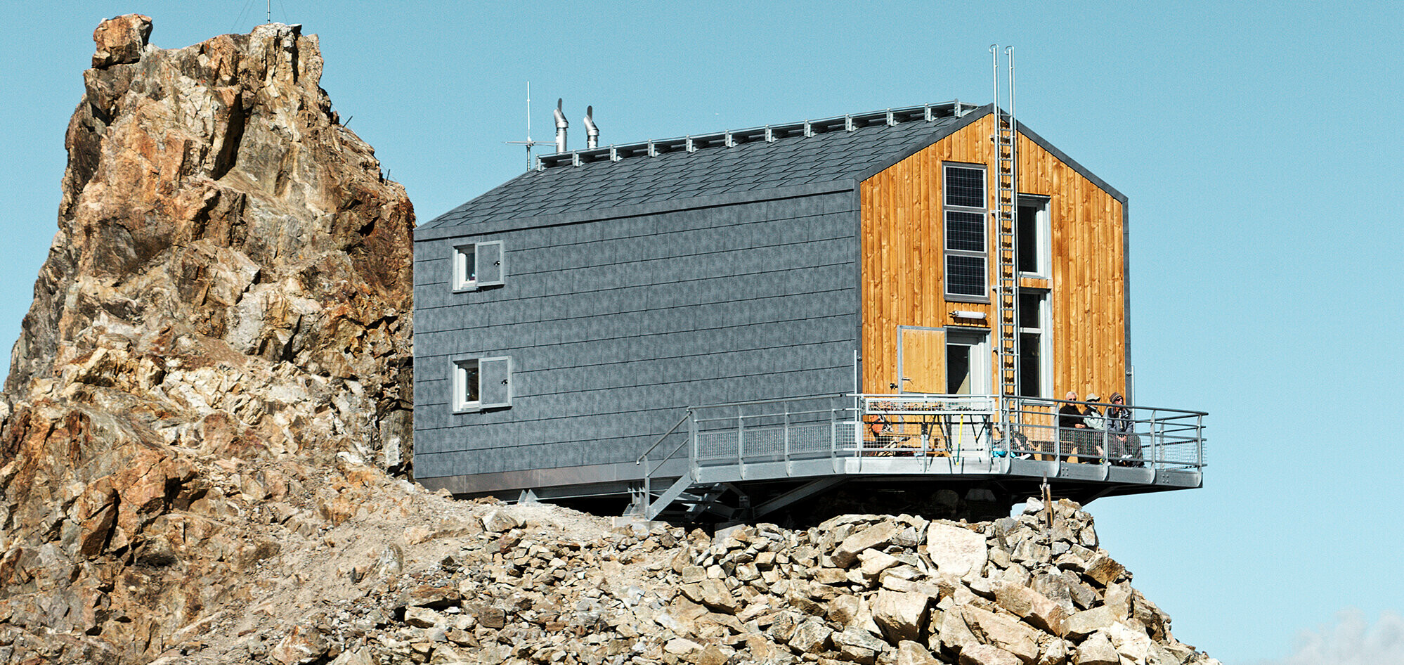 A P.10 kőszürke színű PREFA FX.12 tető- és homlokzati panelekkel újonnan felújított Refuge de l’Aigle.