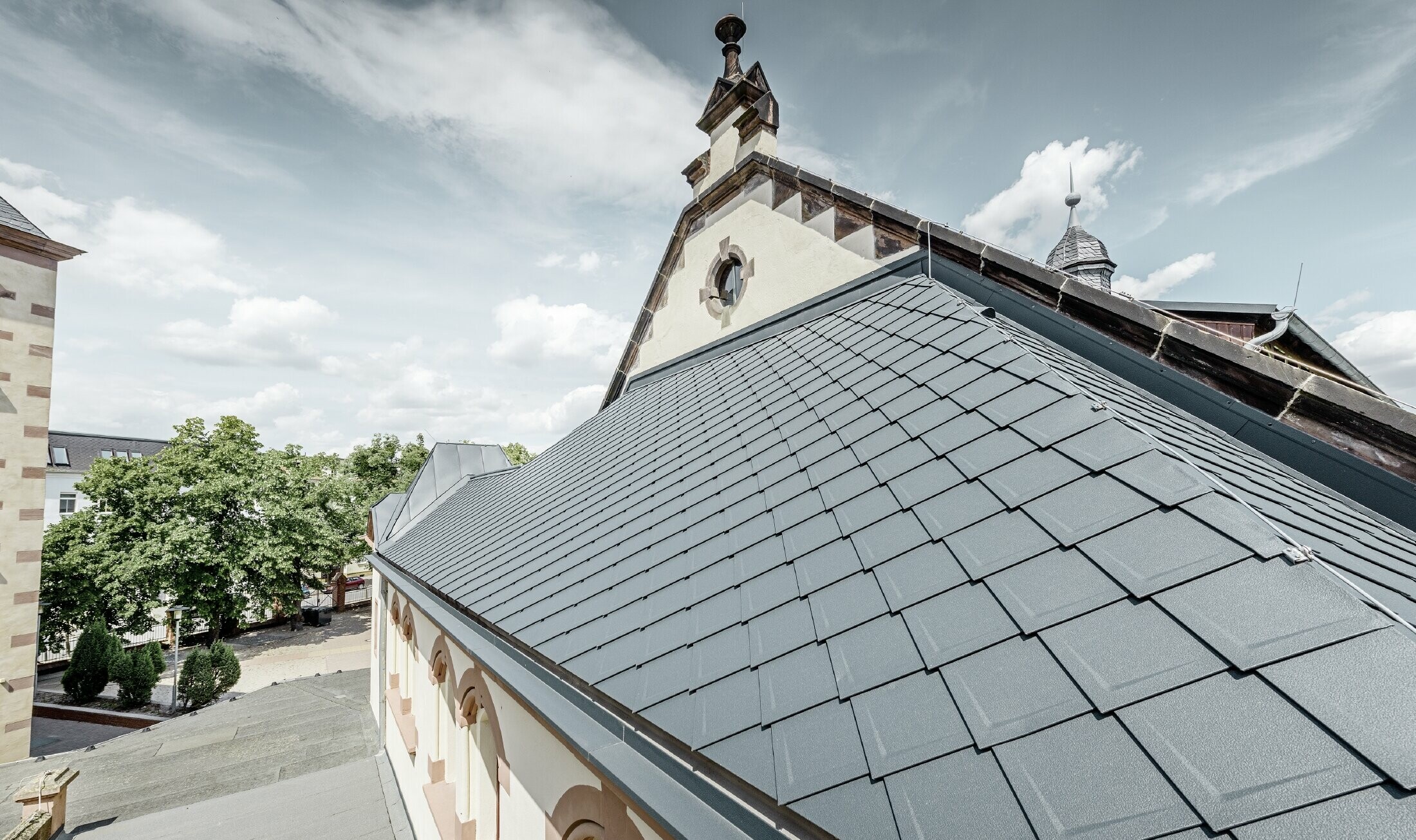 Wittenberg Lutherváros iskolájának frissen felújított tornacsarnoka PREFA alumínium tetőfedő rombusz és Prefalz fedést kapott antracit színben