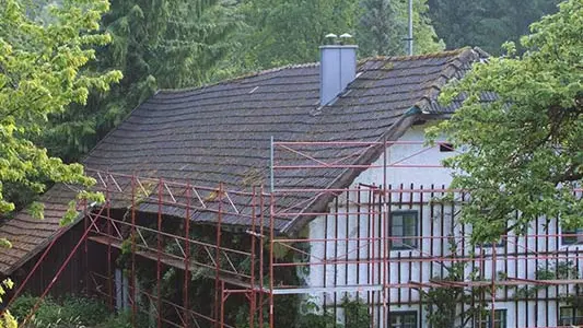 A Wiesenhaus régi tetője röviddel a PREFA zsindellyel történő felújítás előtt, felállványozva
