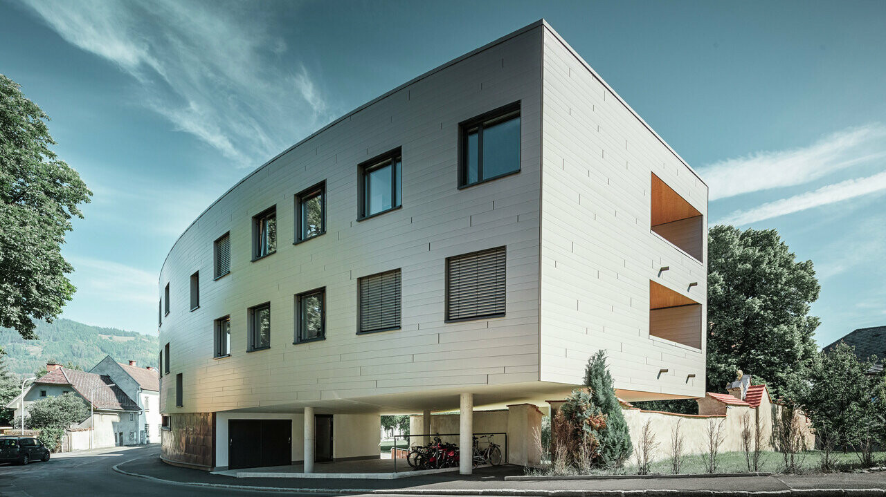 Seitenansicht des neu renovierten Studentenheims in Leoben. Die Fassade wurde mit PREFA Sidings gedeckt.