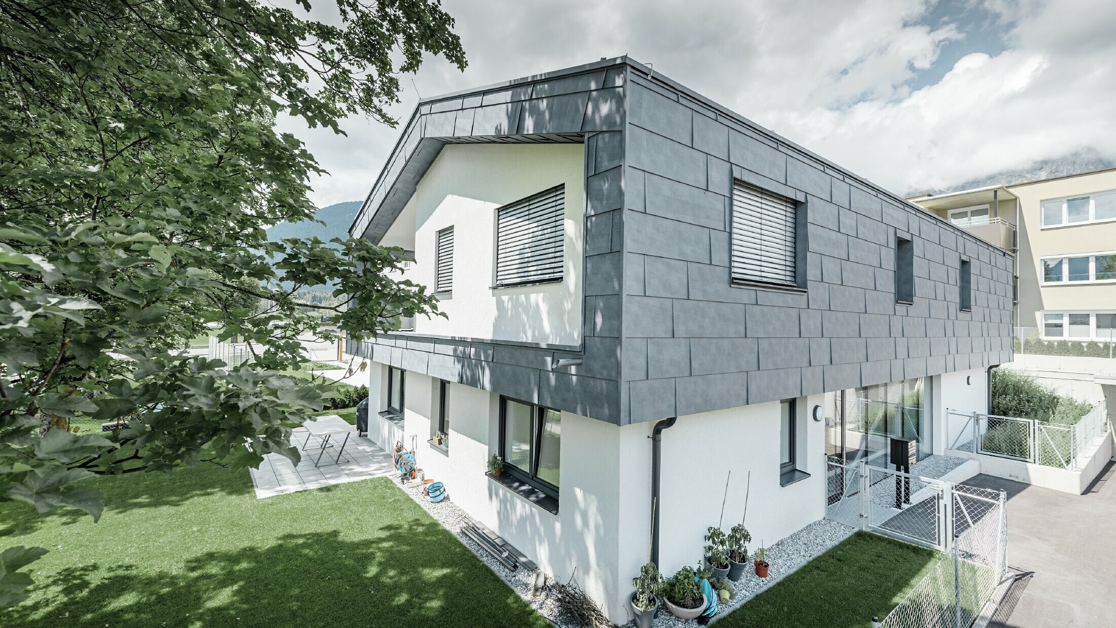 PREFA FX.12 homlokzatburkoló panel P.10 márványszürke színben