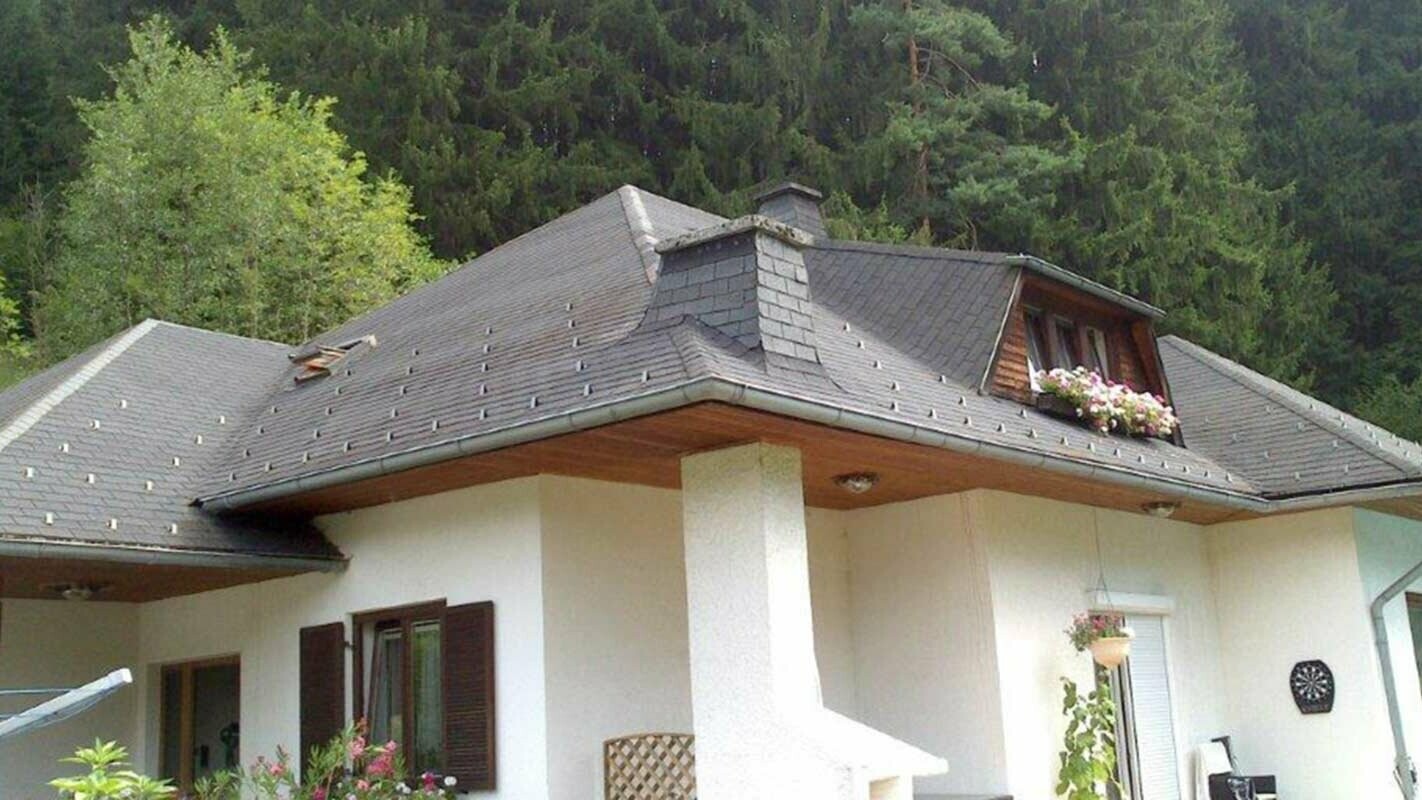 Kontytetős családi ház tetőfelújítás előtt, PREFA Classic elem trapéz alakú tetőablakokkal