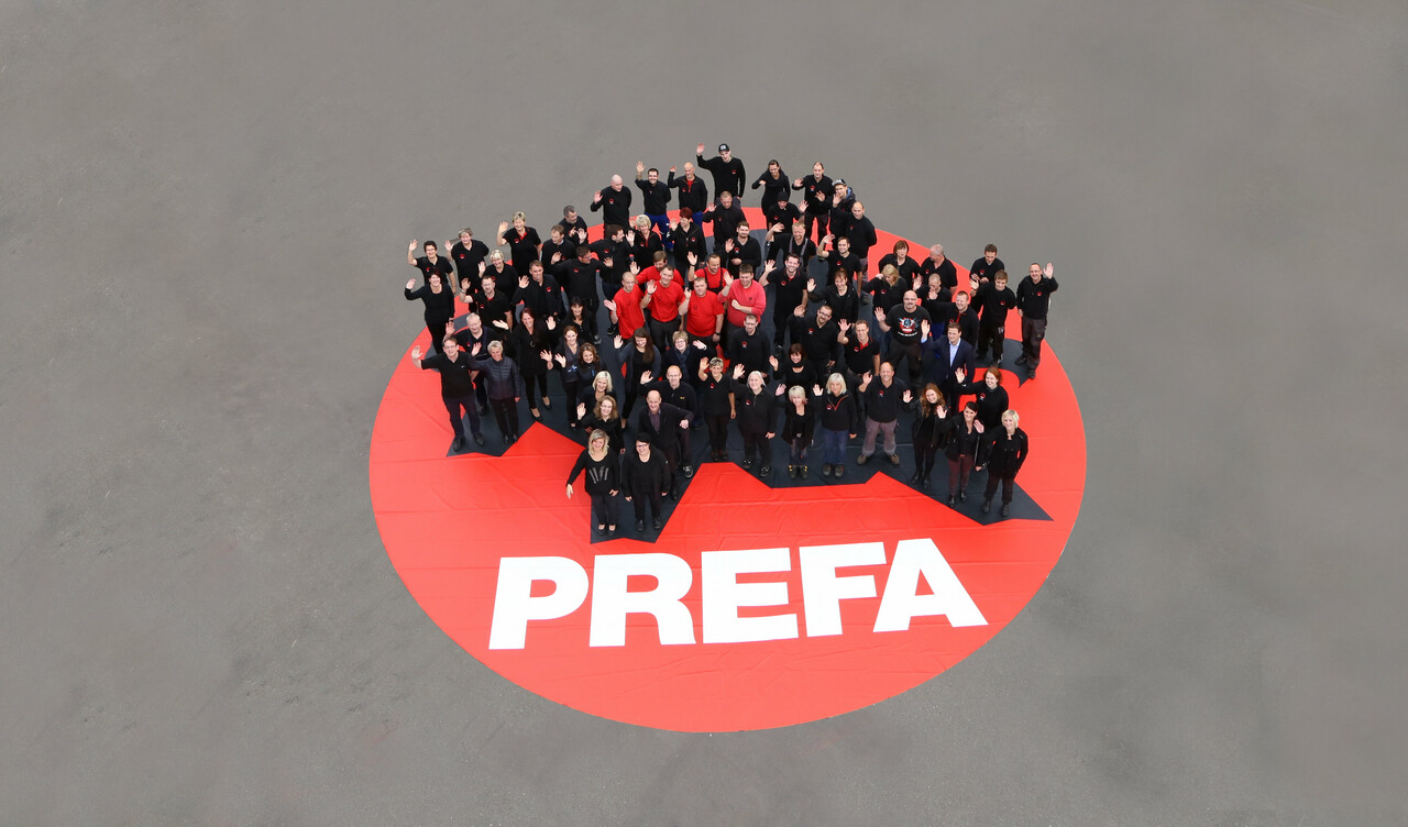 Kép a PREFA integető kapcsolattartóiról.