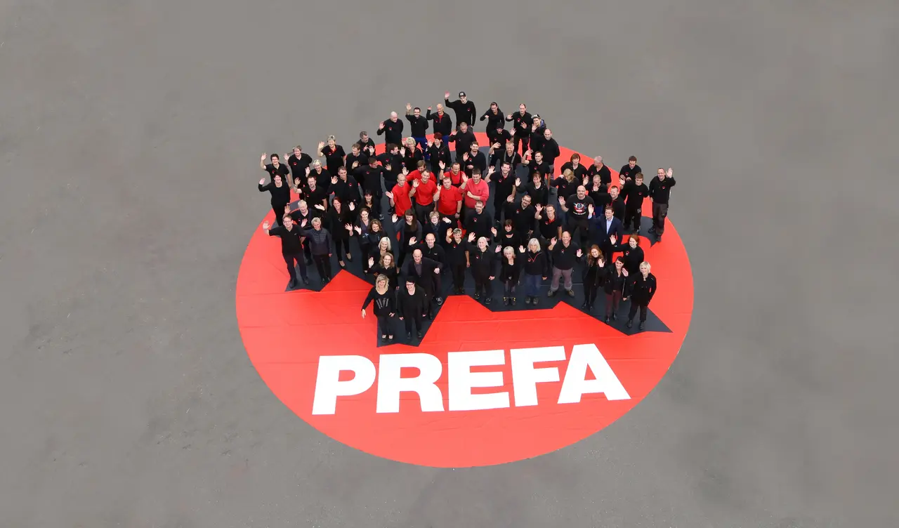 Kép a PREFA integető kapcsolattartóiról.