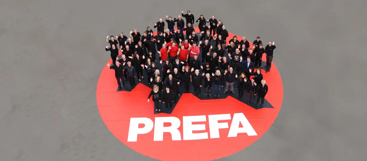 Kép a PREFA integető kapcsolattartóiról.