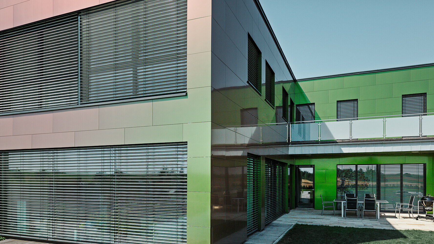 Ennek a lakóépületnek a homlokzatát kompozit lemezek fedik, amelyek a fénytől és a perspektívától függően barna, zöld vagy sötétlila színt adnak az épületnek.