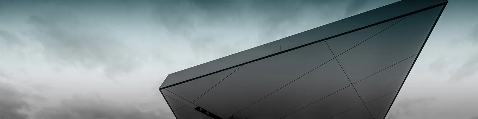 Die Seethalerhütte auf 2.470 Metern Seehöhe bei Sonnenuntergang, eingedeckt mit PREFA Dach- und Fassasdenpaneelen FX.12
