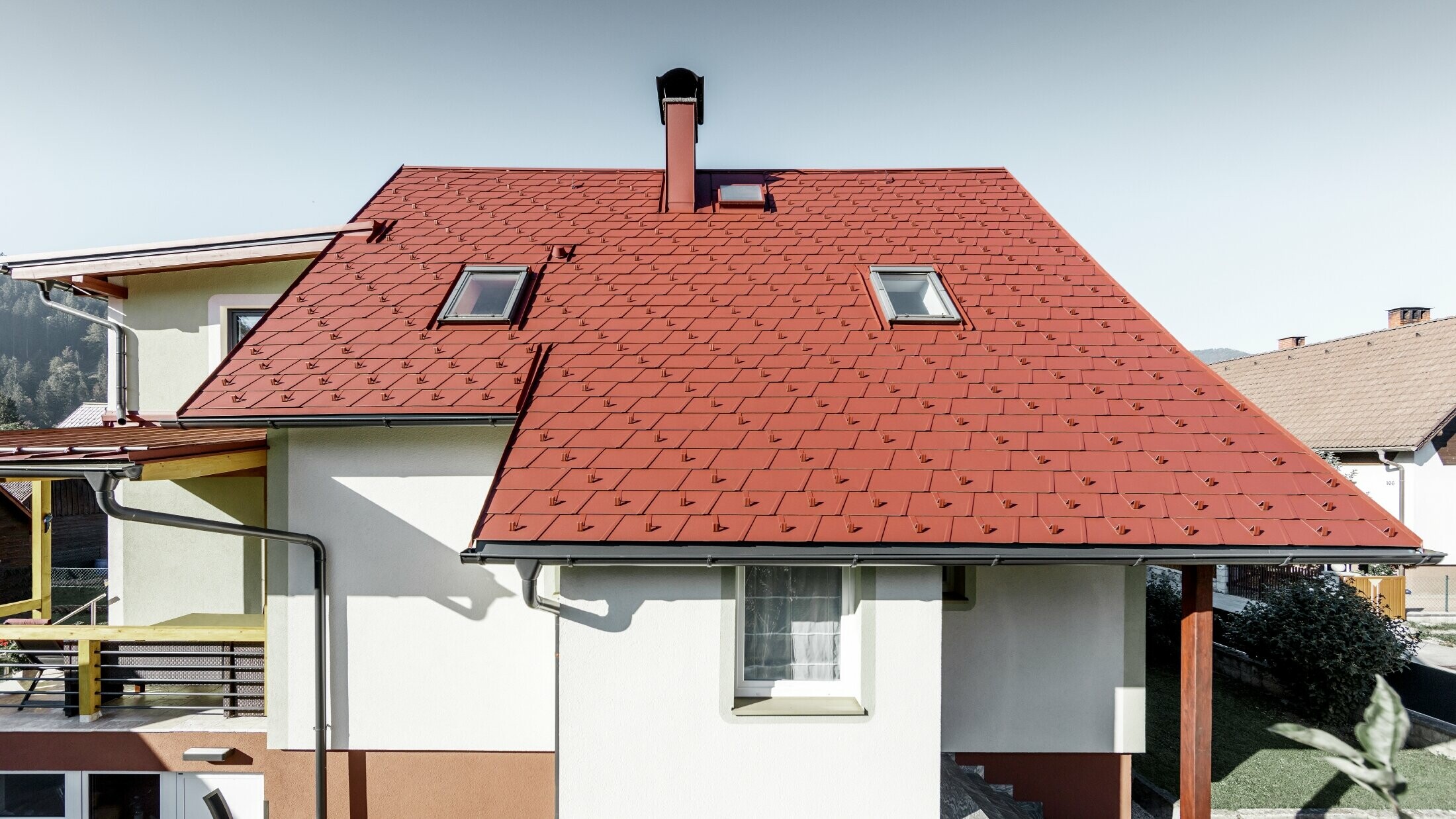 Saniertes Einfamilienhaus mit neuem PREFA Dachschindel-Dach, verlegt wurde die DS.19 in der Farbe oxydrot.