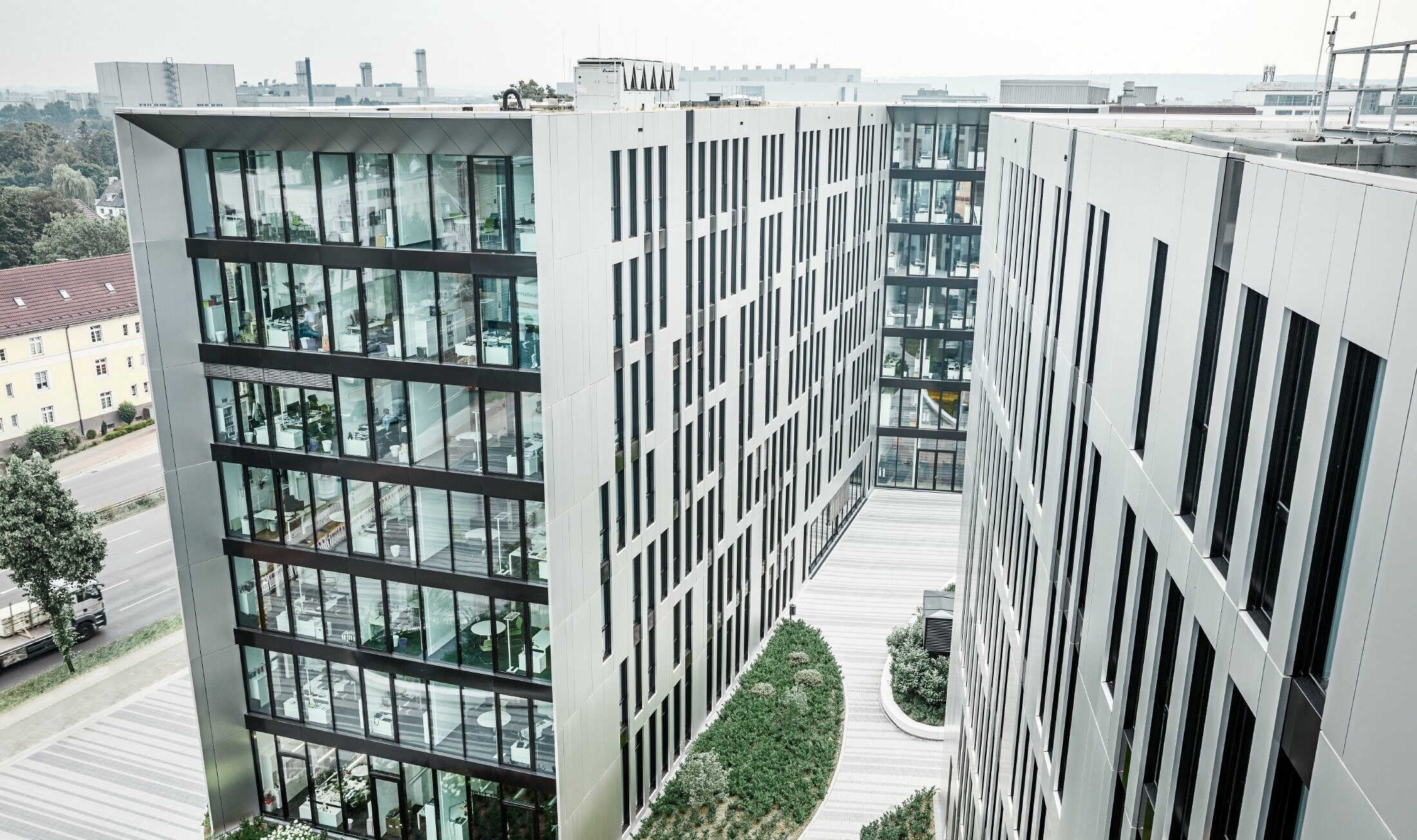 Futurisztikus, szálcsiszolt alumínium kompozit lemez homlokzatburkolat a Düsseldorf központjában álló Clara és Robert épületegyüttesen
