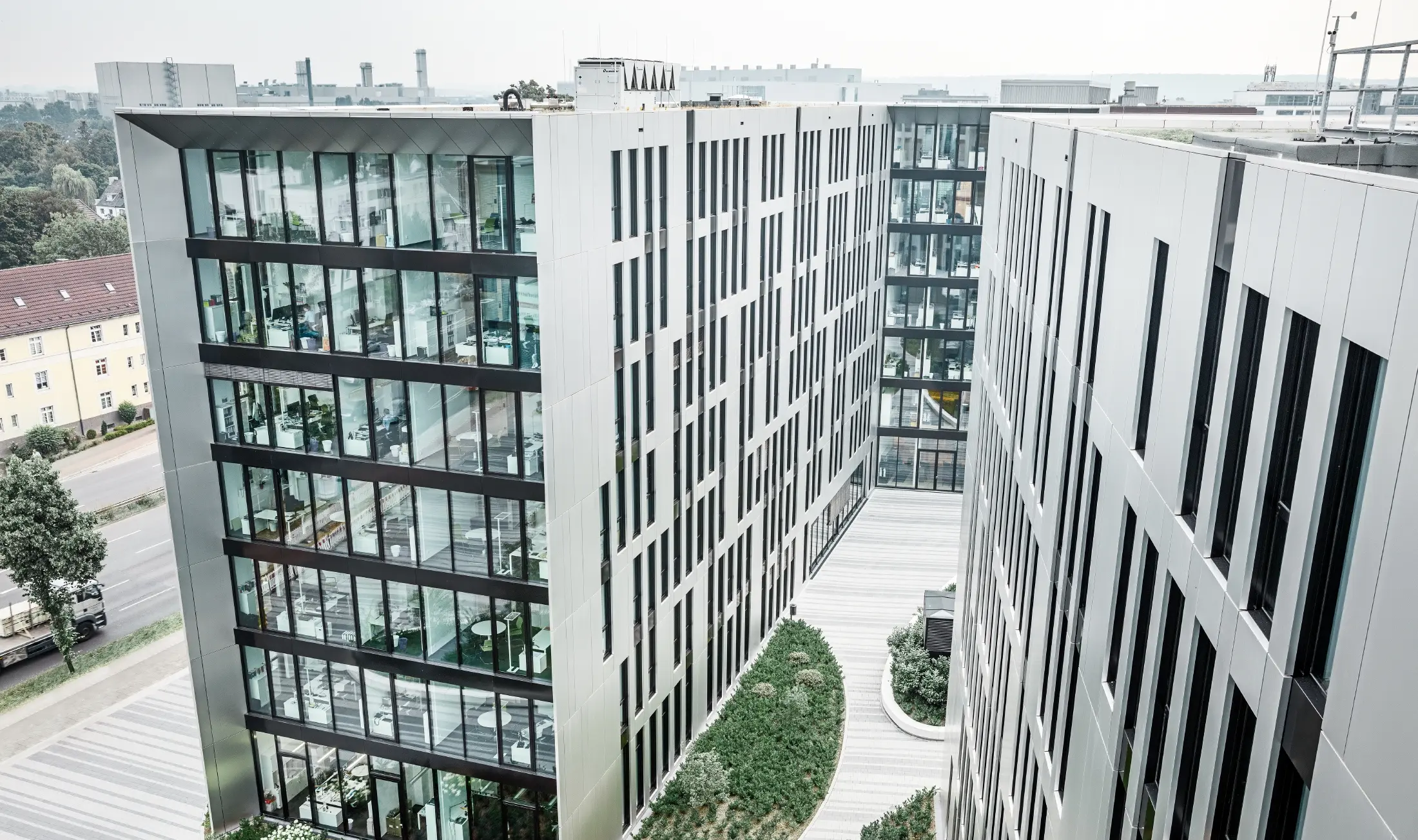Futurisztikus, szálcsiszolt alumínium kompozit lemez homlokzatburkolat a Düsseldorf központjában álló Clara és Robert épületegyüttesen