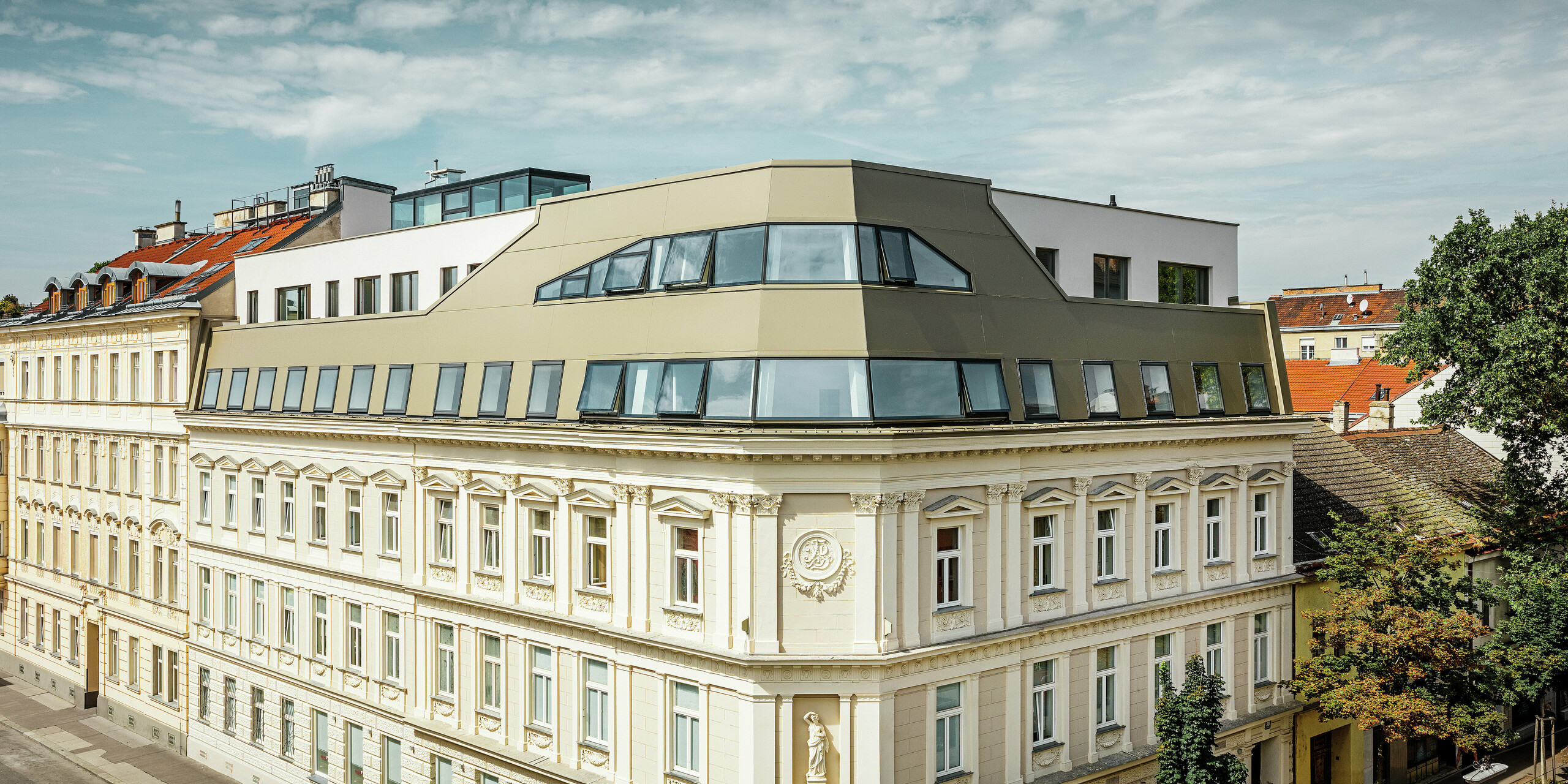 Tetőtérbeépítés a bécsi Schloßhofer utcában bronz színű PREFAalumínium kompozit lemezzel