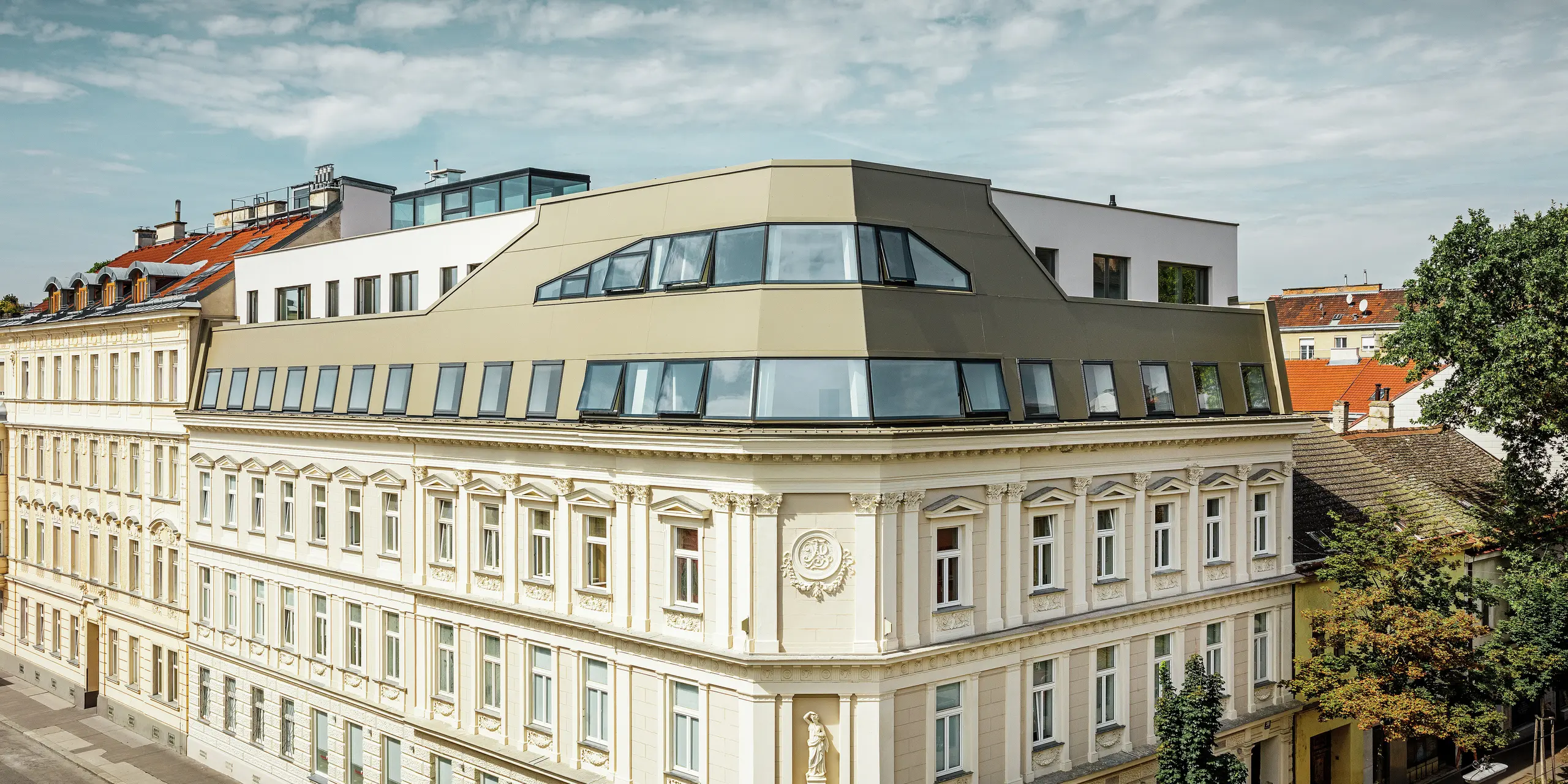 Tetőtérbeépítés a bécsi Schloßhofer utcában bronz színű PREFAalumínium kompozit lemezzel