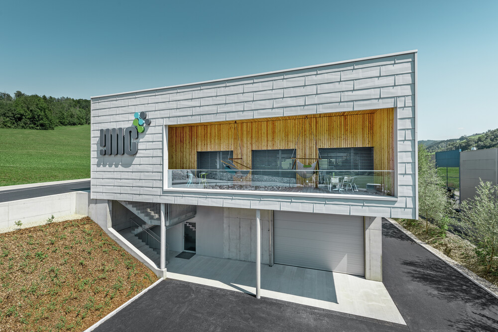Modern irodaépület prefafehér színű PREFA FX.12 homlokzatburkoló panelekkel