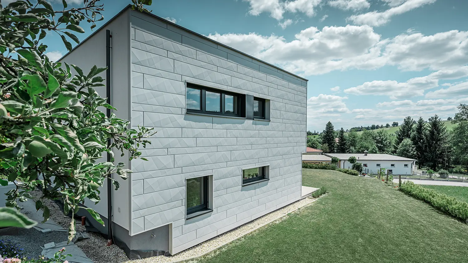 Oldalnézet egy modern családi házra, kilátással a Siding.X homlokzatra