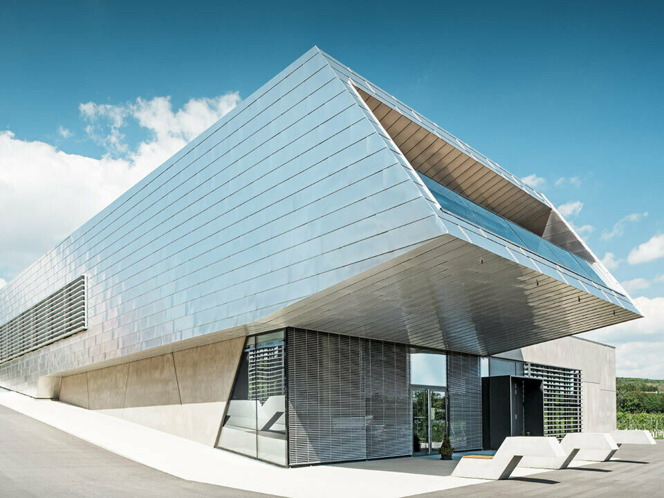 A kremsi borászati kompetenciaközpont PREFALZ tető- és homlokzati elemekkel, táblás fedésként
