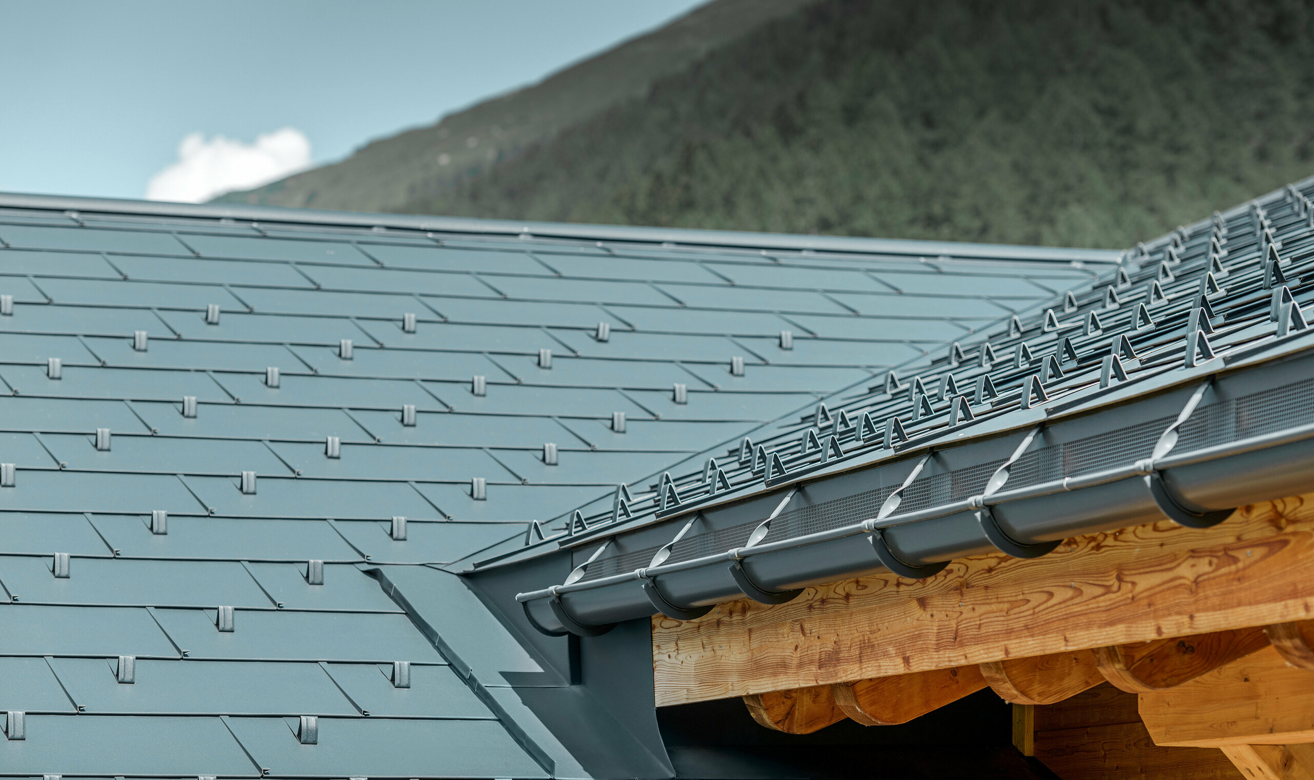 Társasház felújítása FX.12 tetőfedő panellel P.10 antracit színben