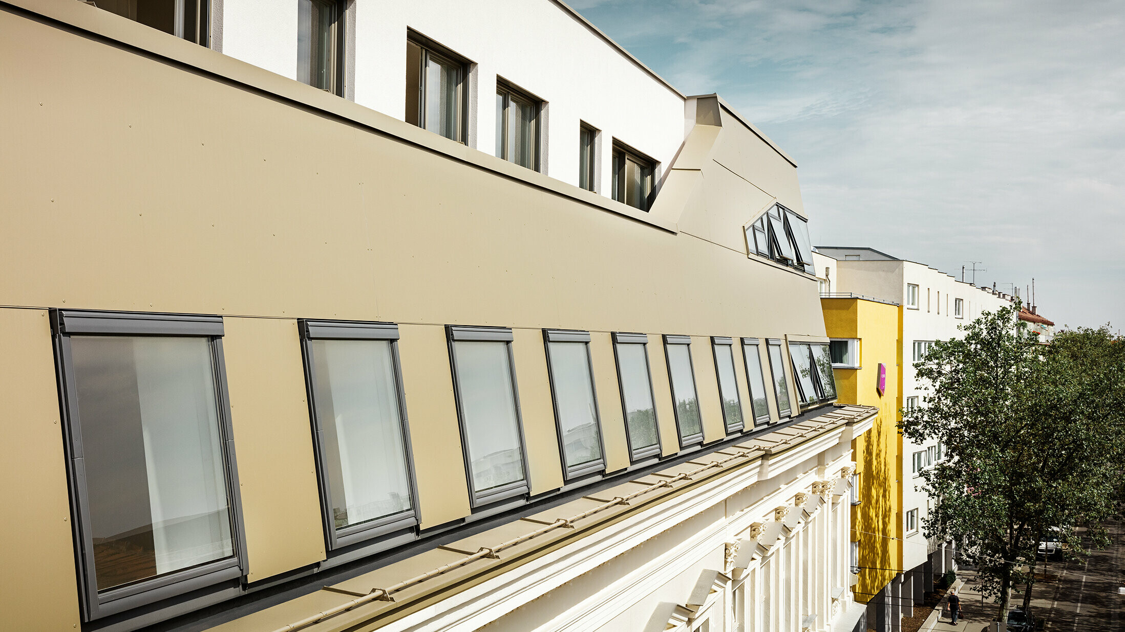 Tetőtérbeépítés a bécsi Schloßhofer utcában bronz színű PREFAalumínium kompozit lemezzel