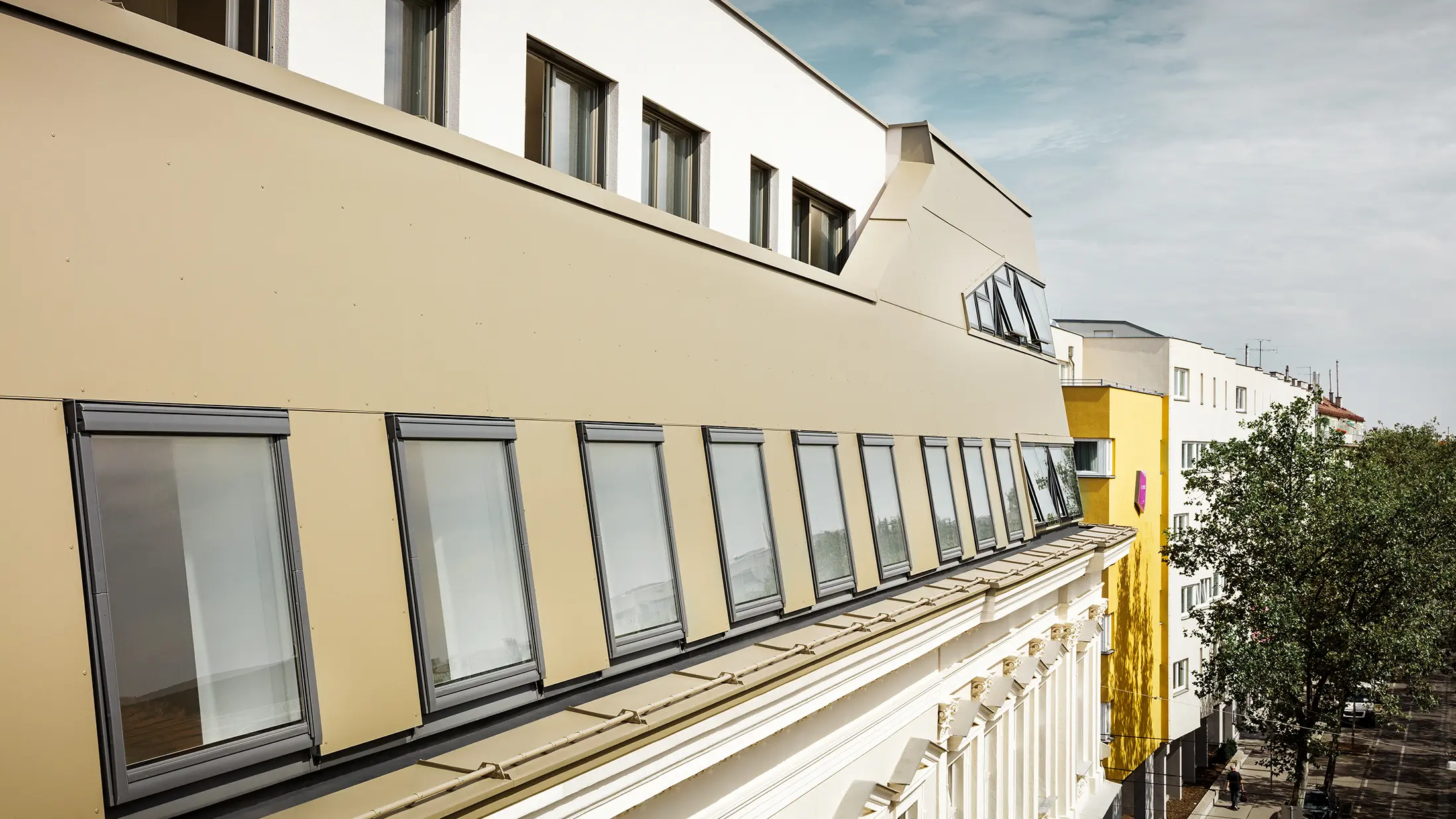 Tetőtérbeépítés a bécsi Schloßhofer utcában bronz színű PREFAalumínium kompozit lemezzel