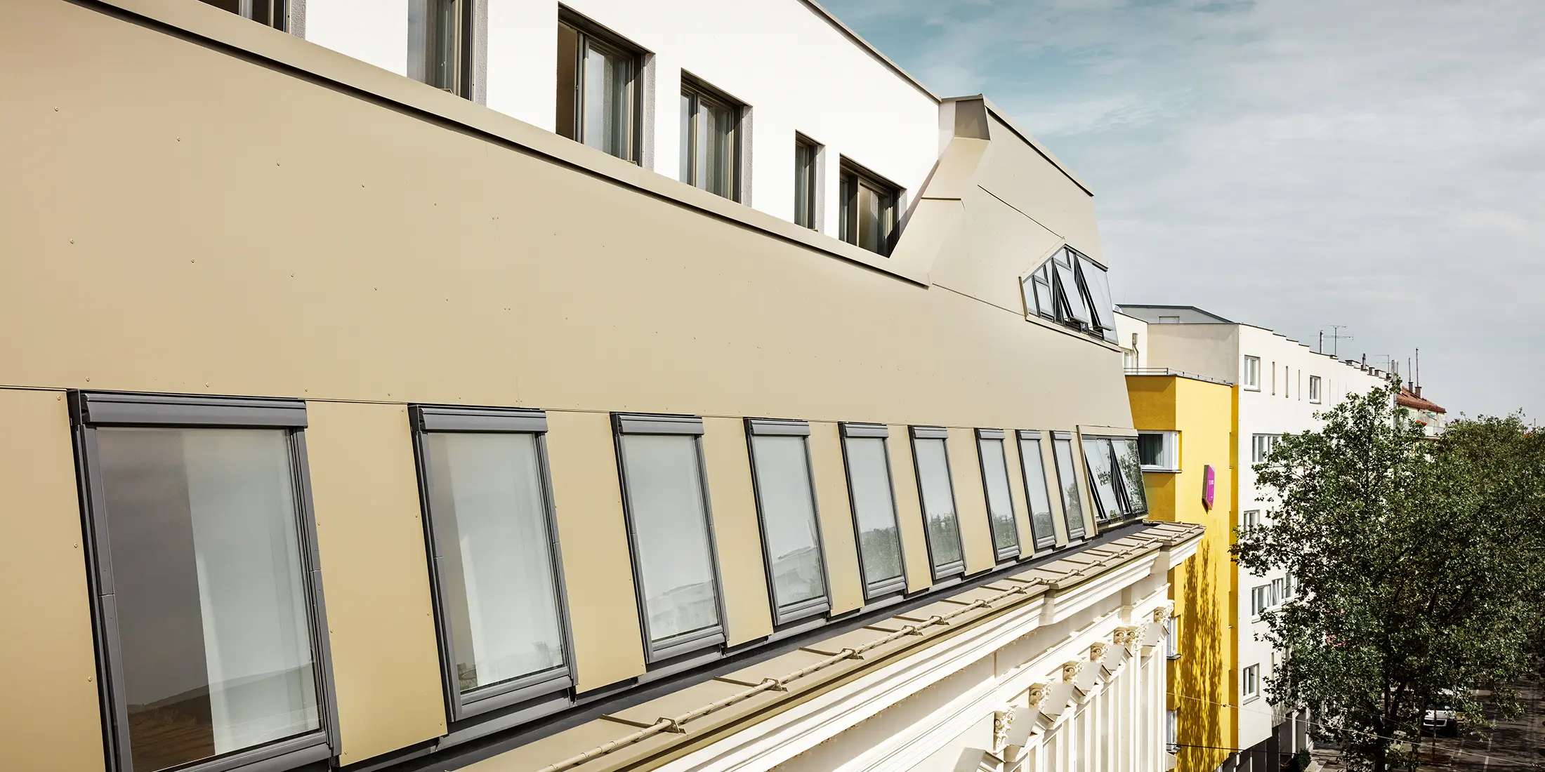 Tetőtérbeépítés a bécsi Schloßhofer utcában bronz színű PREFAalumínium kompozit lemezzel