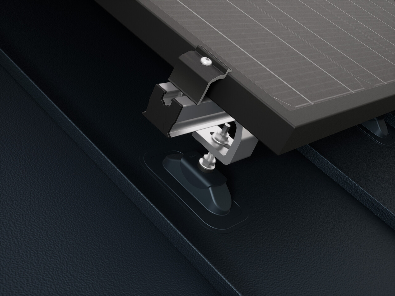 Közelkép a PREVARIO Sunny napelemtartóról, amely egy PREFALZ tetőre van szerelve, amely a profil sínt tartja. A napelemmodul a PREVARIO végkapoccsal van rögzítve a profil sínre.