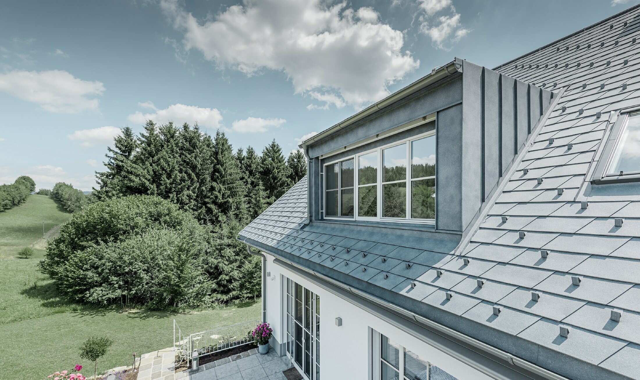 Családi ház kiugró tetőablaka, P.10 márványszürke, PREFA tetőfedő zsindellyel 