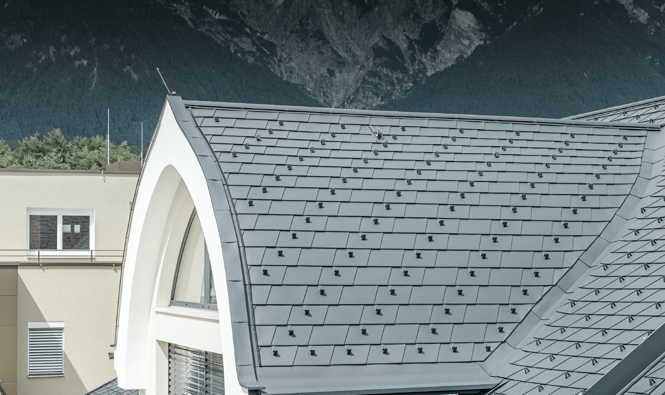 Csonkakontyos tető felújítása P.10 antracit színű PREFA tetőfedő zsindellyel