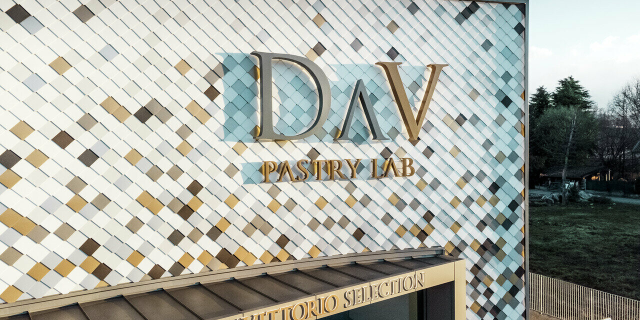 A bergamói DAV Pastry Lab cégépülete tarka rombusz alakú homlokzattal P.10 barna, bronz, P.10 sötétszürke, mayagold, natúr alumínium, P.10 prefafehér és P.10 tisztafehér színekben 