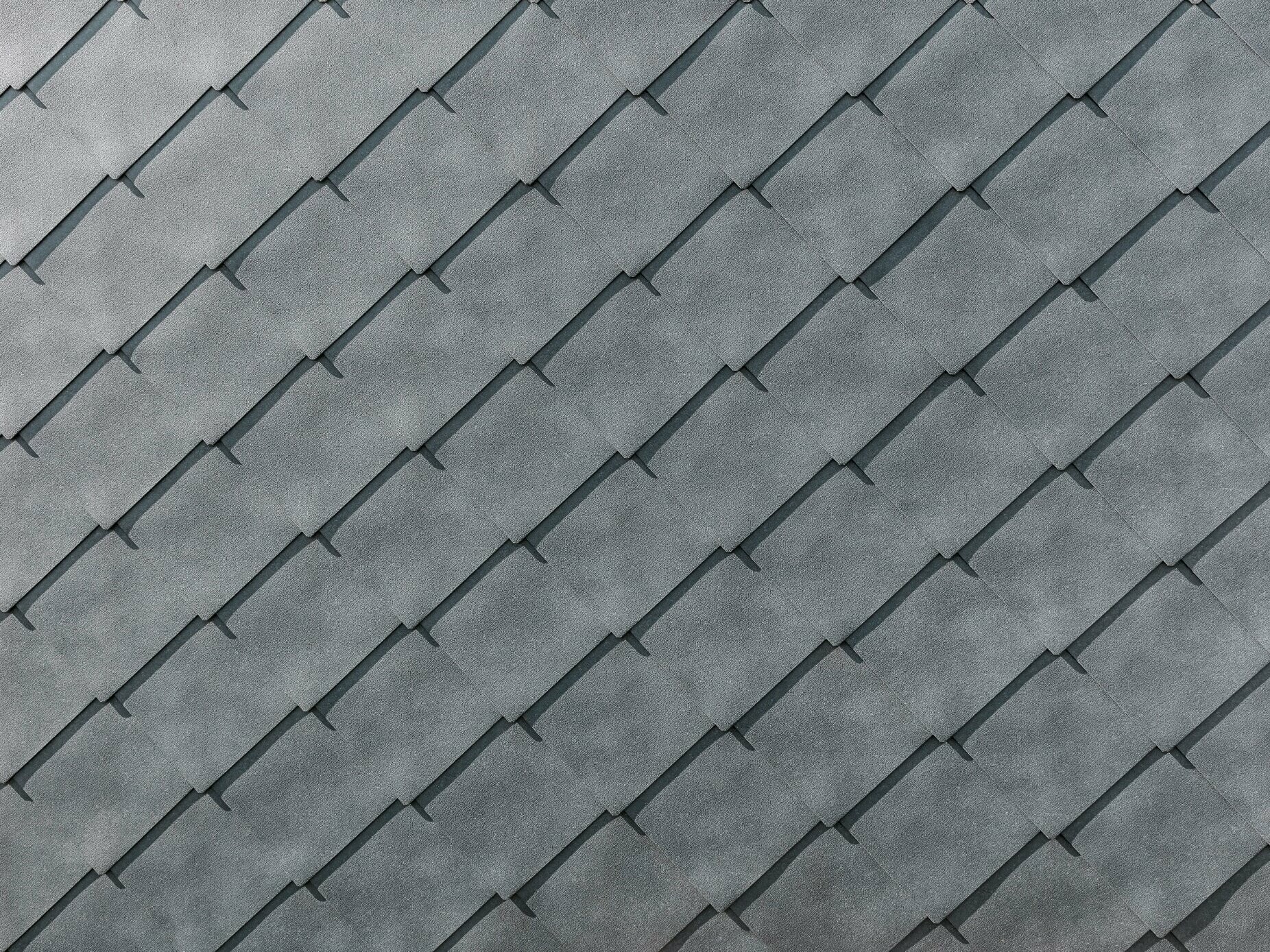 Közeli felvétel a PREFA alumínium 44 × 44-es homlokzatburkoló rombuszokról P.10 márványszürke színben