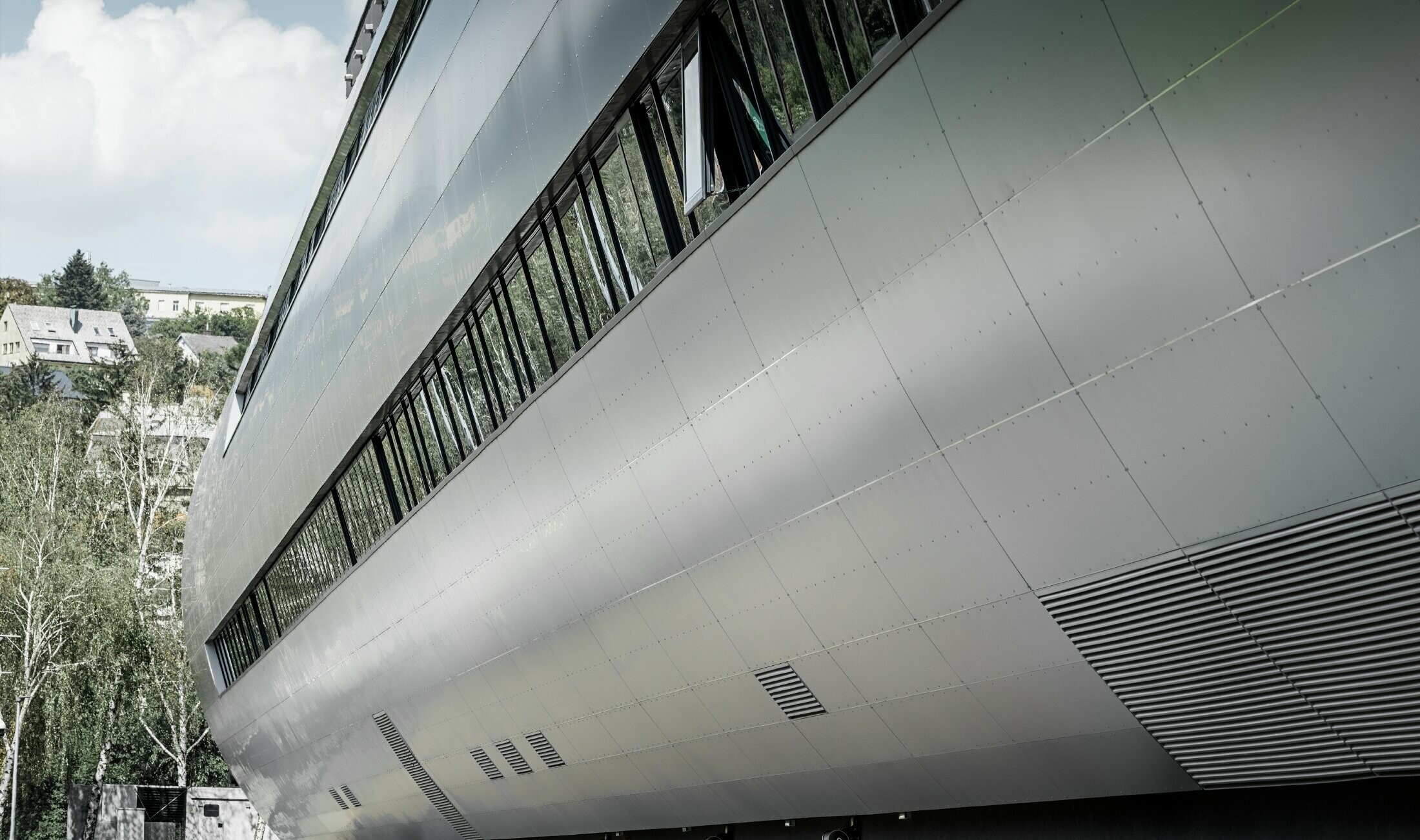 A bécsi stadion csöve ezüstmetál színű PREFA alumínium kompozit lemezzel