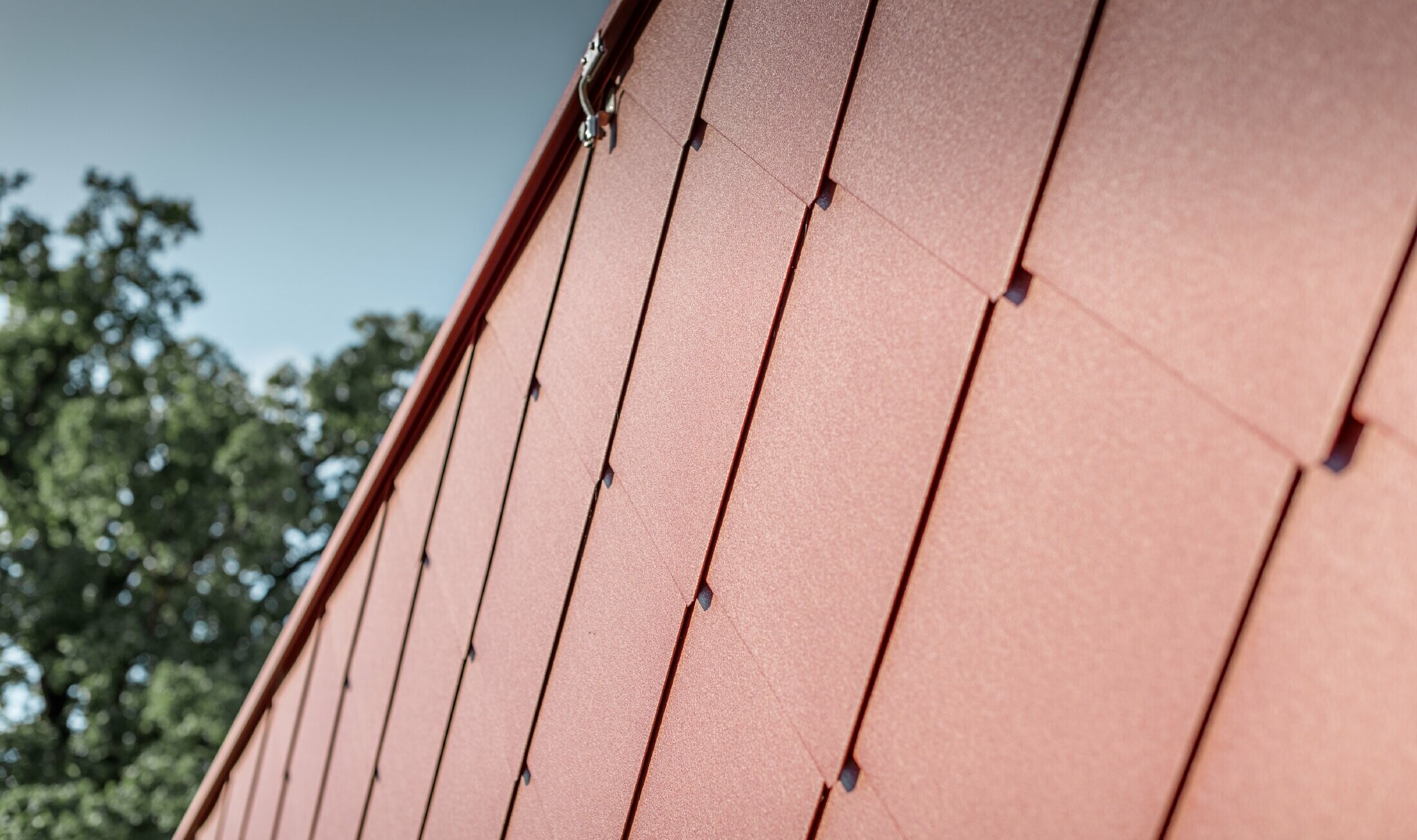 Homlokzatburkolat PREFA 44 x 44-es tetőfedő és homlokzatburkoló rombusszal, P.10 rozsdavörös színben