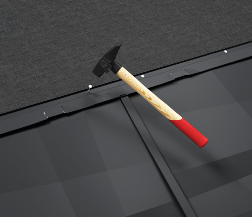 A PREFA FX.12 tetőfedő panelt a terméken található rögzítősávban, az alátétszerkezetre történő szegeléssel rögzítjük.