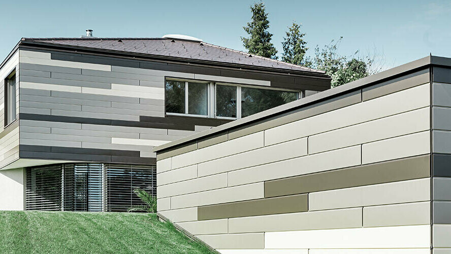 Modern lakóépület három különböző színű PREFA Siding elemekkel díszített homlokzata