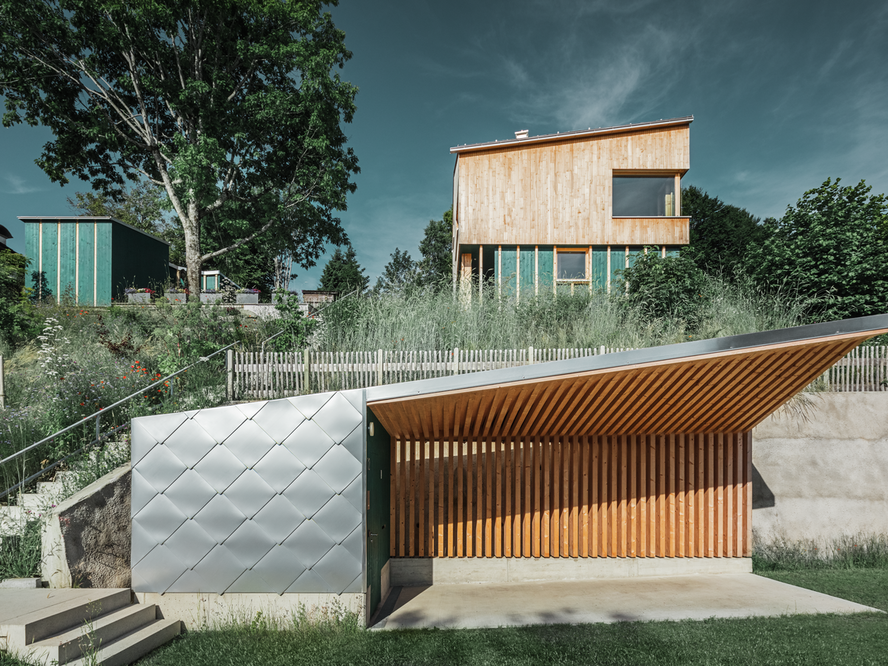 Ansicht des Wohnensemble in Oberreute-Irsengund, welches mit PREFALZ, der Dach- und Wandraute 44 x 44 eingedeckt wurde.