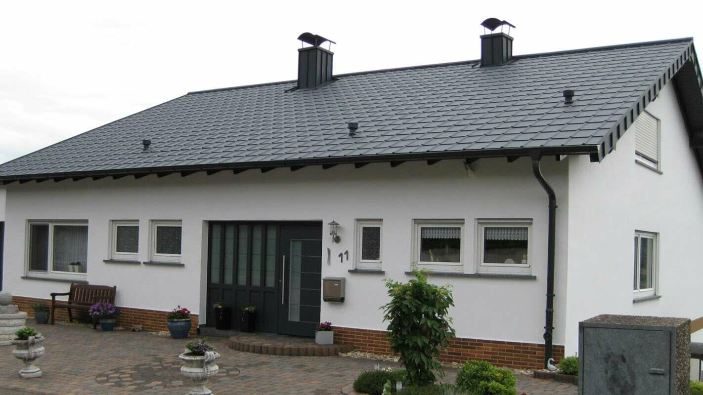 Egyszerű nyeregtetős családi ház tetőfelújítás után, PREFA Classic elem