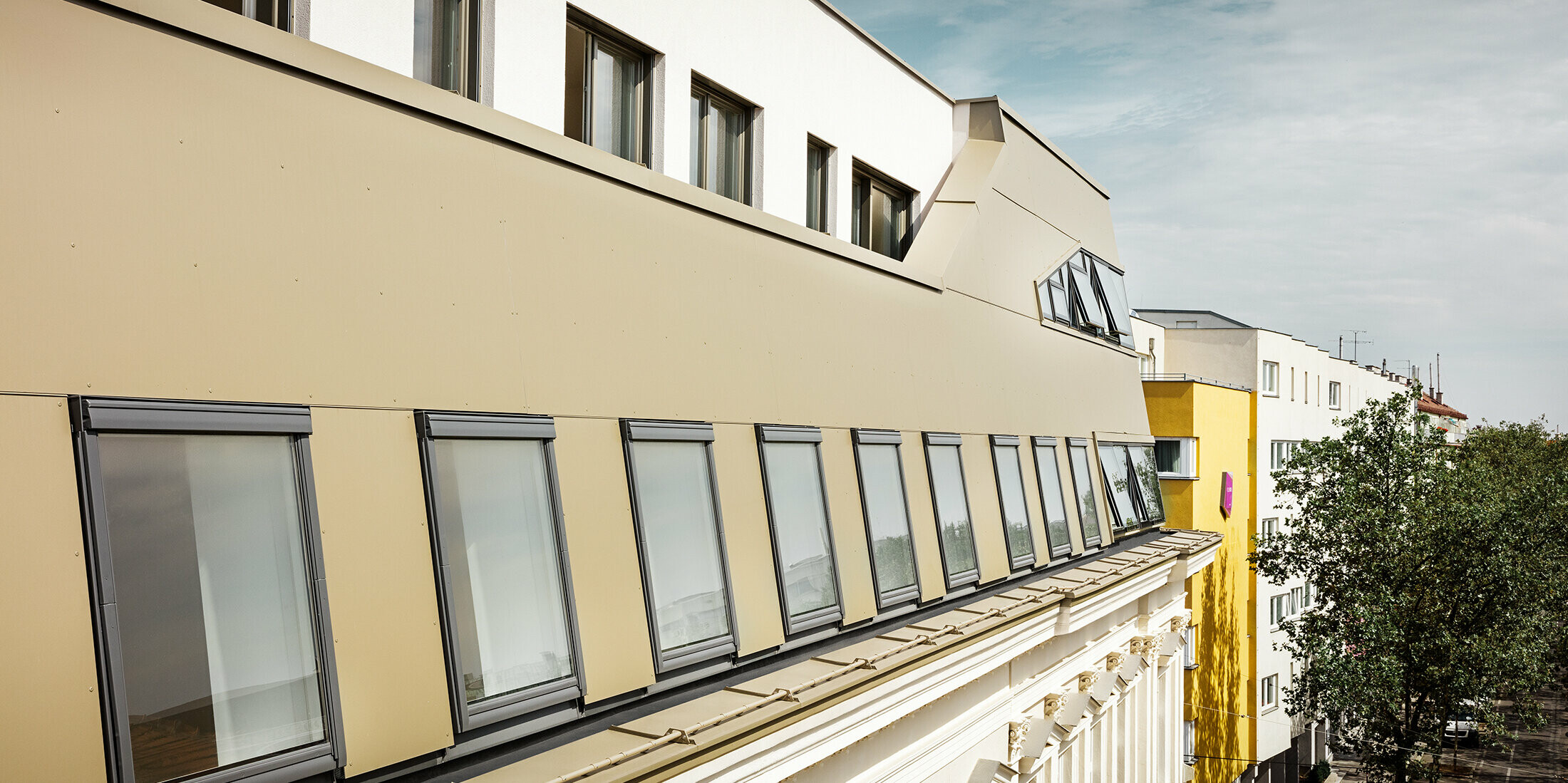 Tetőtérbeépítés a bécsi Schloßhofer utcában bronz színű PREFAalumínium kompozit lemezzel