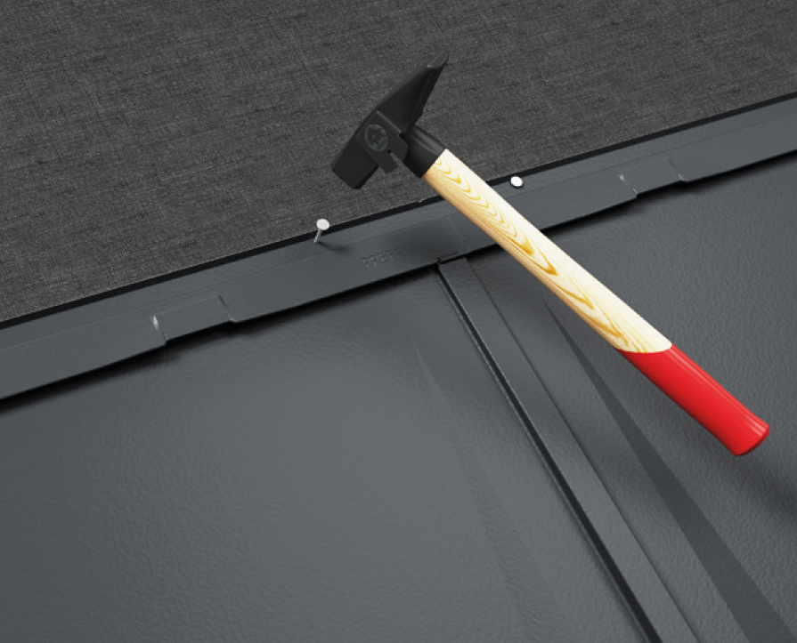 Die PREFA Dachplatte R.16 wird direkt durch die Haftleiste auf der Vollschalung montiert.