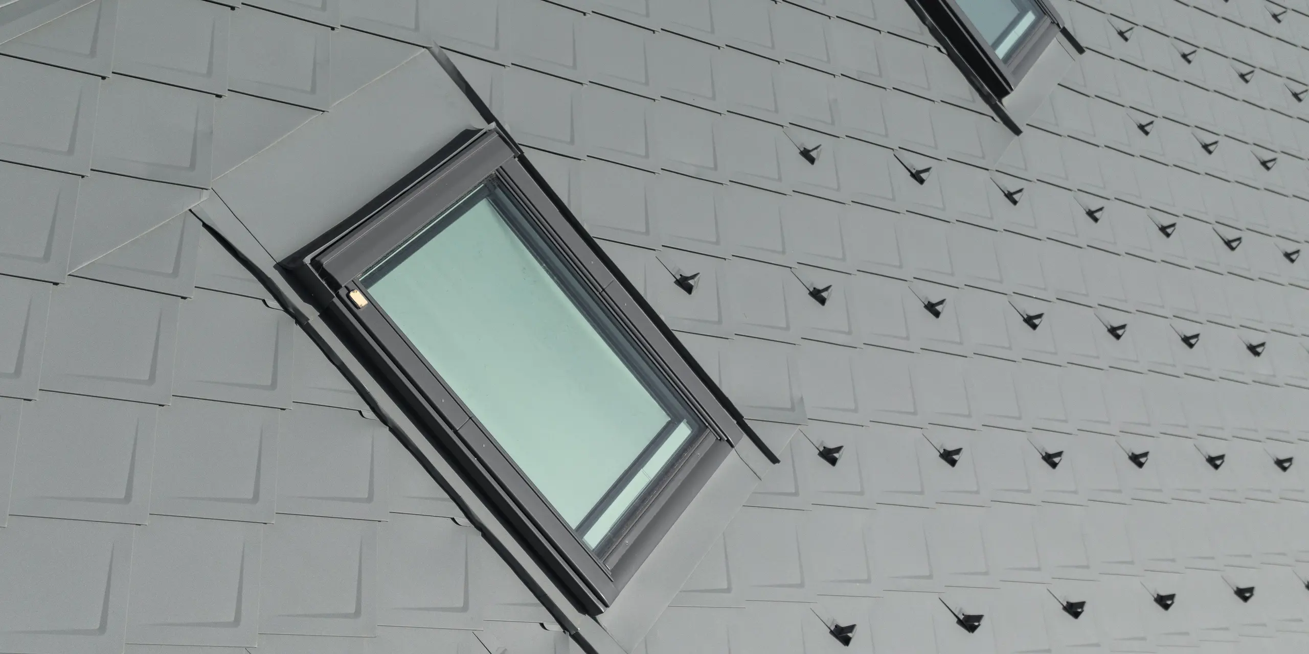 PREFA Dachraute 29x29 in P.10 Hellgrau auf einem Ferienhaus in Engins nahe Grenoble