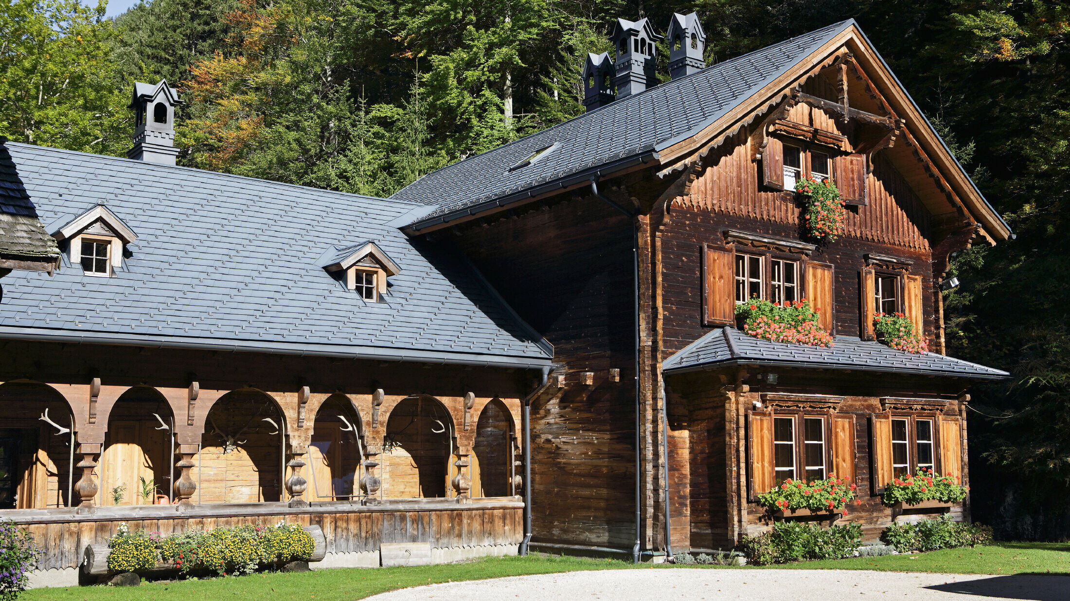 P.10 antracit színű PREFA tetőfedő zsindellyel felújított rusztikus vadászkunyhó, Rothschild-ház