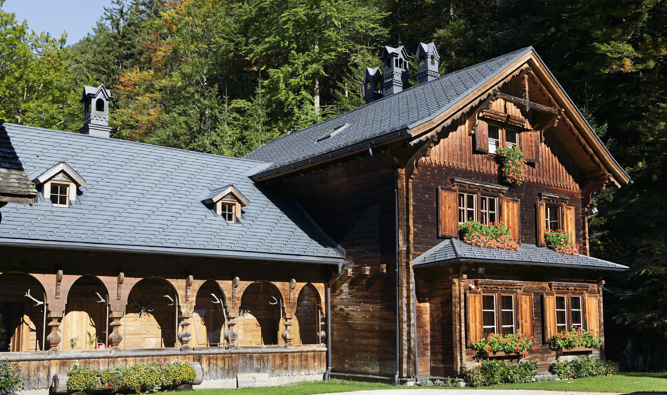 P.10 antracit színű PREFA tetőfedő zsindellyel felújított rusztikus vadászkunyhó, Rothschild-ház