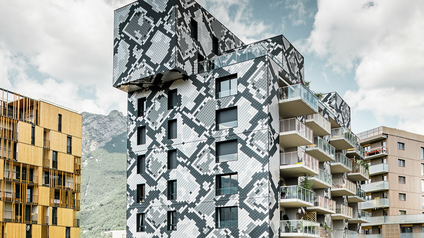 Ennek a grenoble-i lakóháznak a homlokzatát különböző színű, kígyóbőrszerű pikkelyek díszítik.