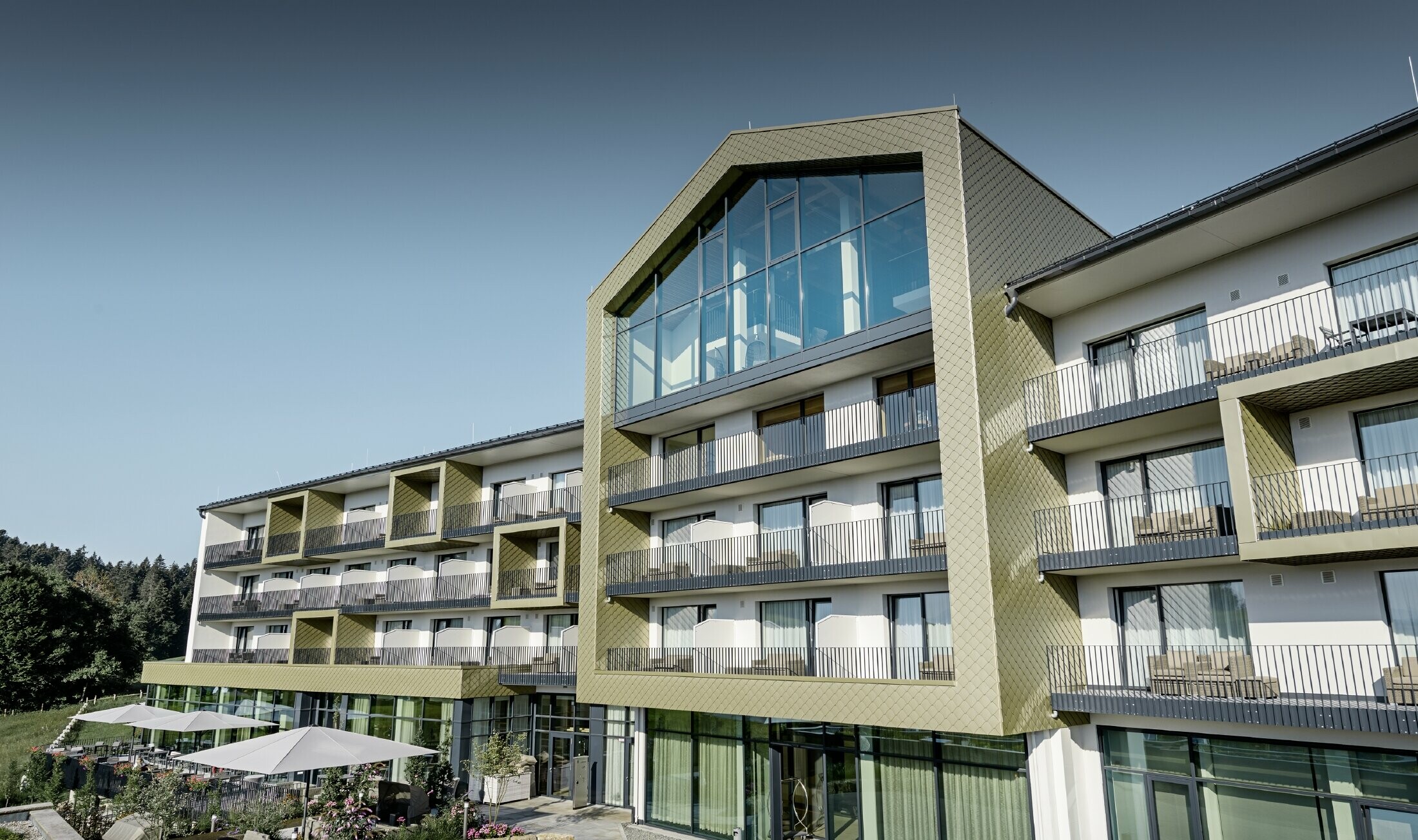 Fassadengestaltung des Hotels Edita in Scheidegg mit den Aluminiumrauten von PREFA im Format 20 × 20 in der Sonderfarbe Lichtbronze.