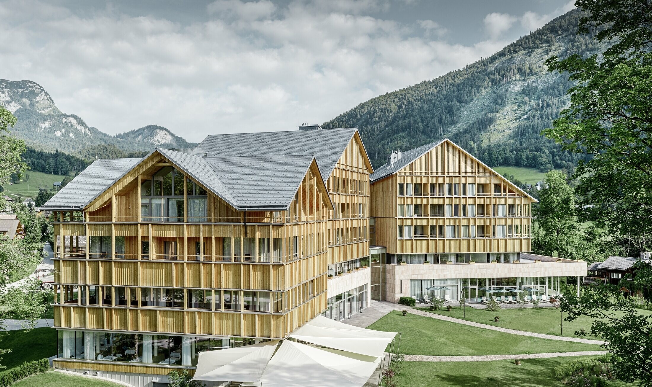 Hotel Vivamayr Altaussee fa homlokzattal és PREFA tetőfedő zsindellyel