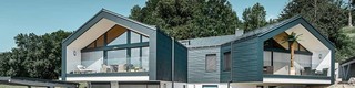 PREFA családi ház FX.12 tetőfedő panellel és antracit színű szögletes lefolyócsővel