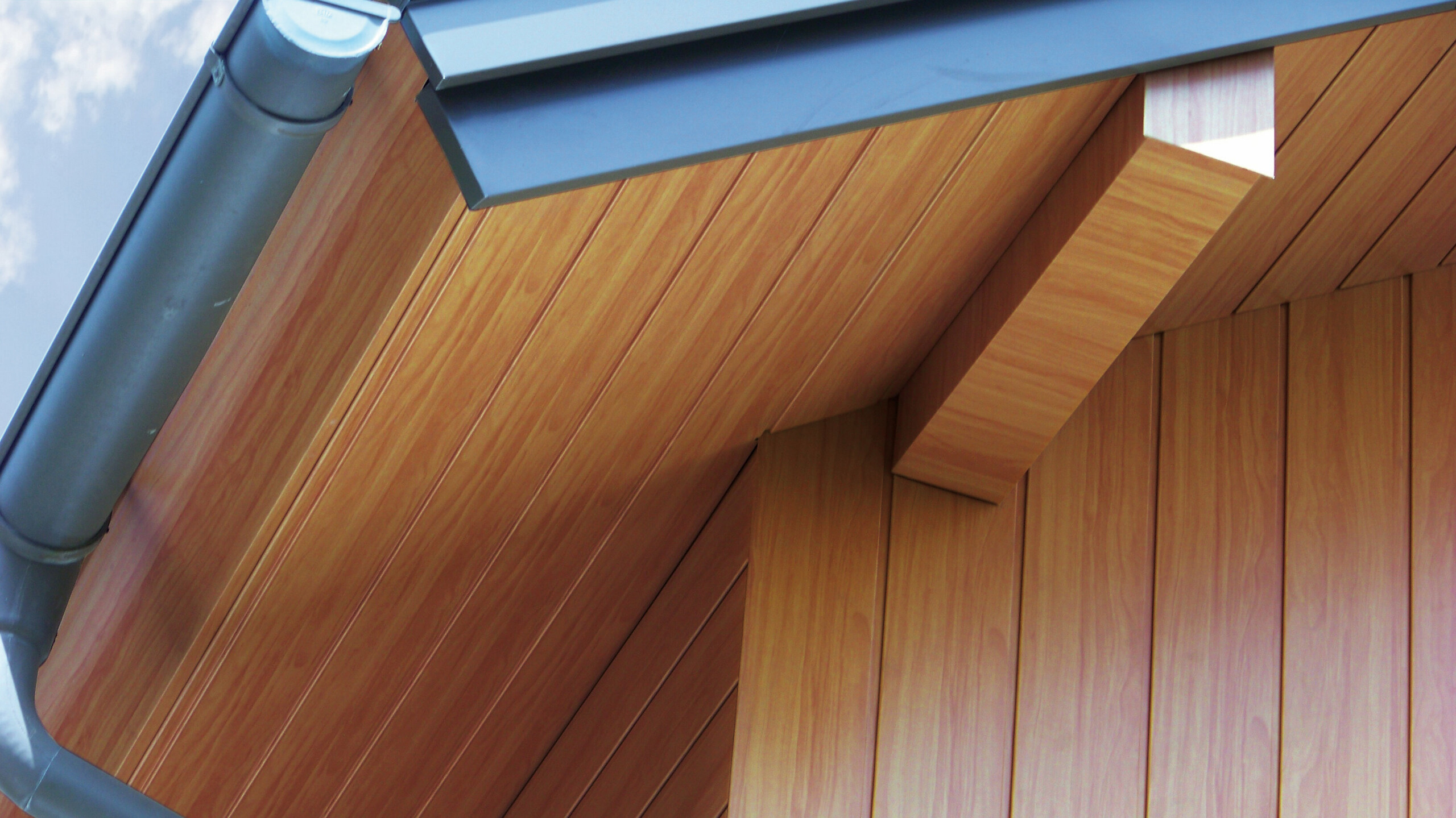 A tető alatti részek PREFA Sidings természetes tölgy alumíniumból készült burkolattal vannak bevonva.