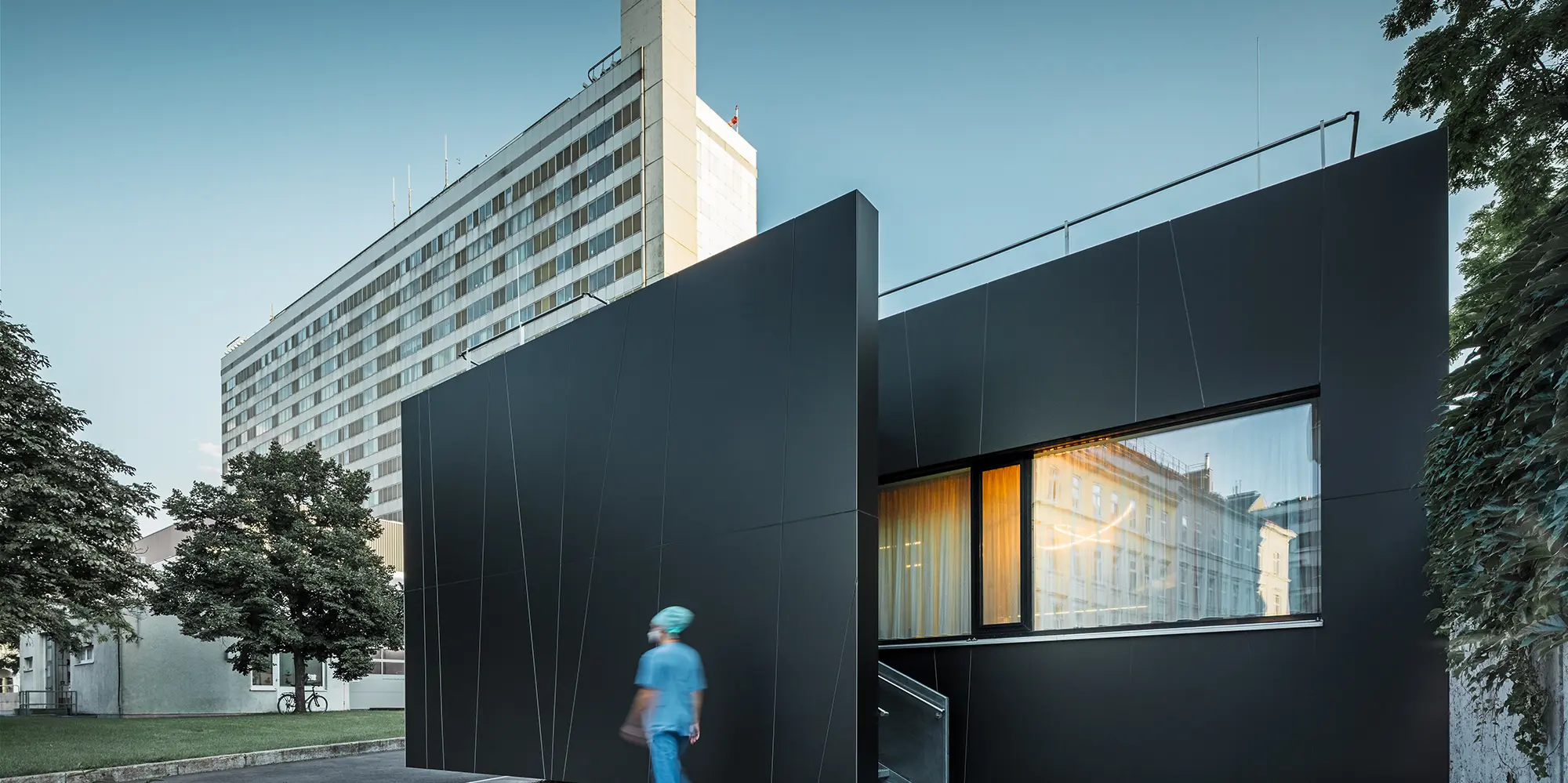 A Landstraße klinika központi sürgősségi osztályának homlokzata a Juchgasse utcában, Bécsben, fekete-szürke PREFA kompozit lemezzel.