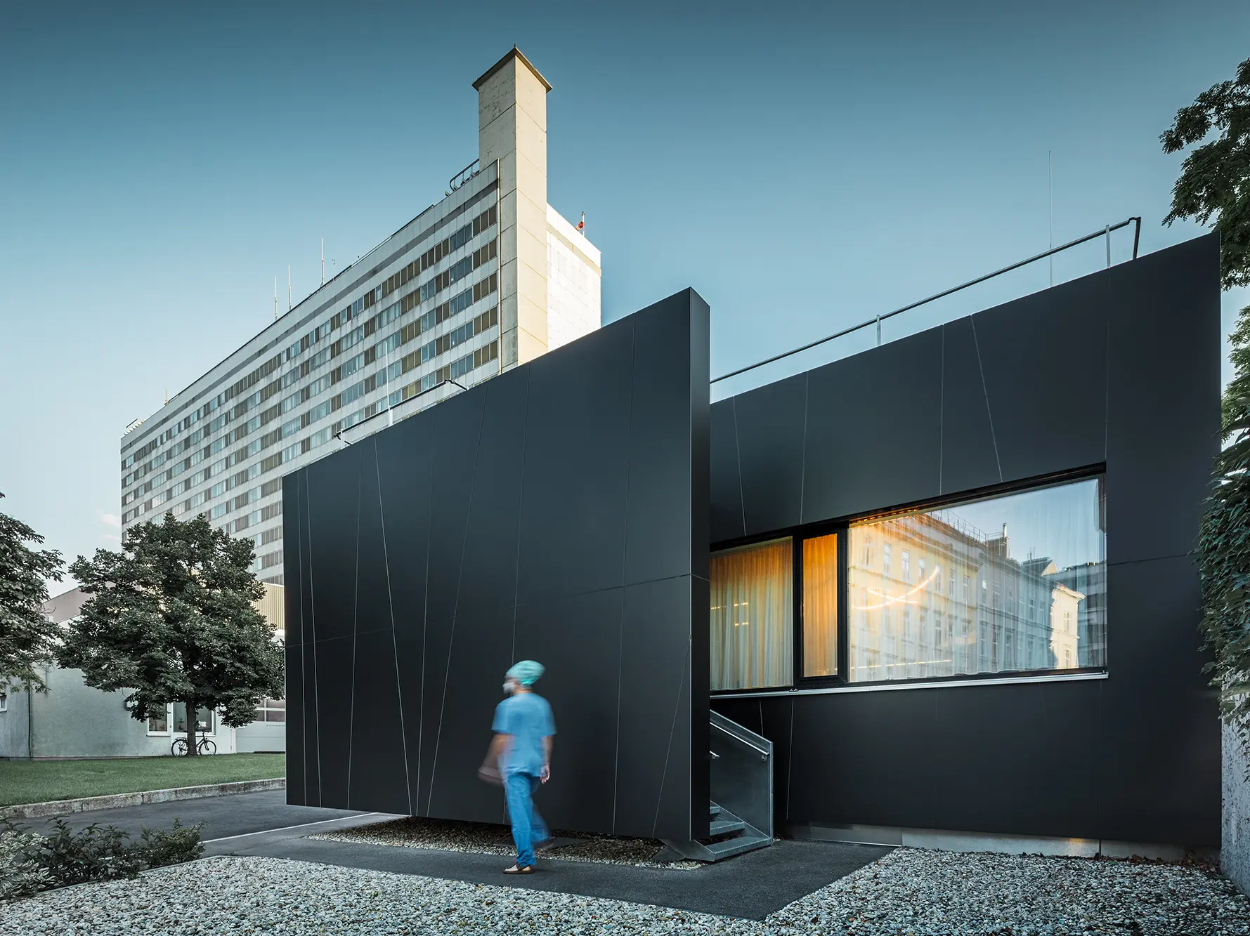A Landstraße klinika központi sürgősségi osztályának homlokzata a Juchgasse utcában, Bécsben, fekete-szürke PREFA kompozit lemezzel.
