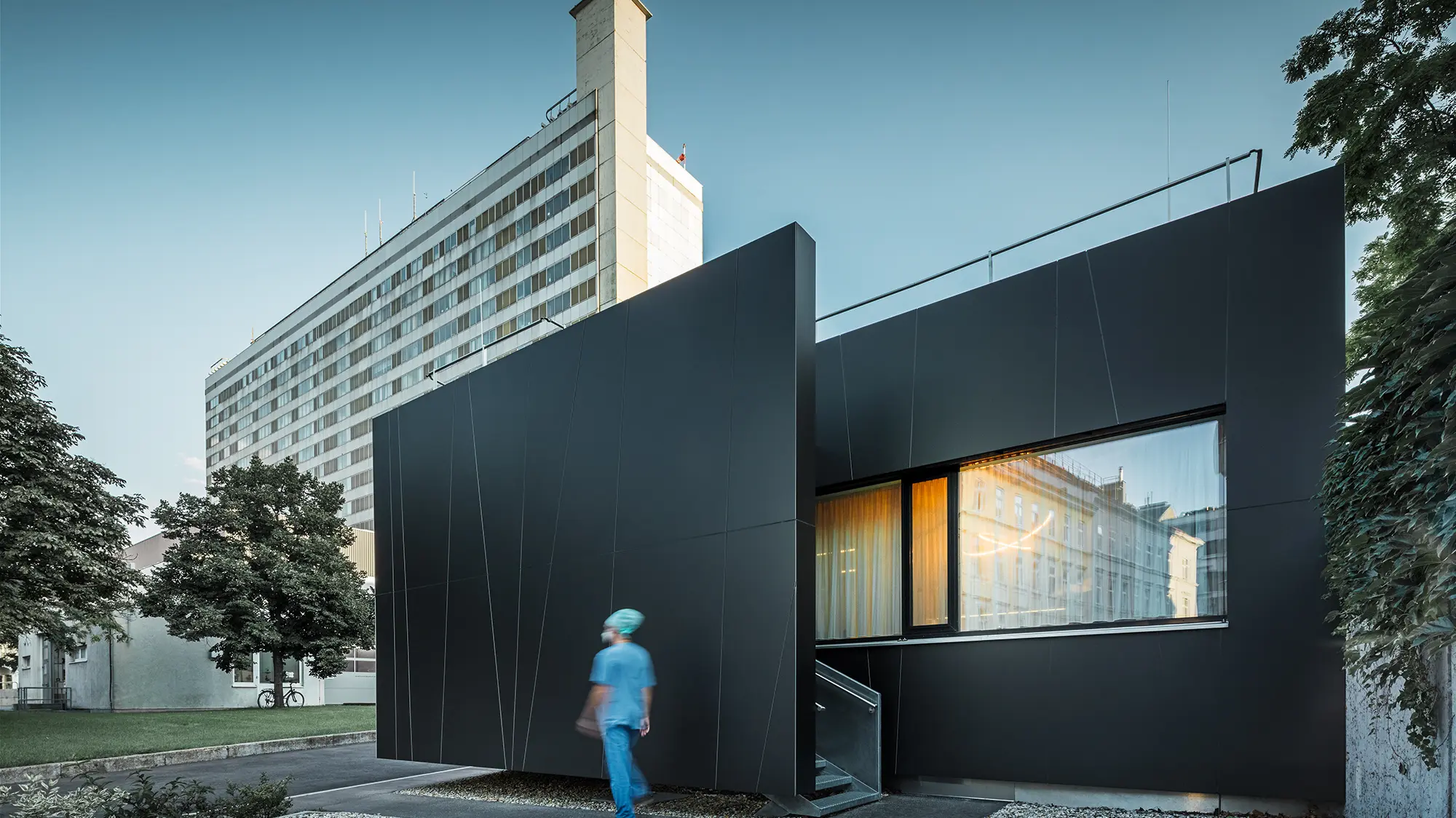 A Landstraße klinika központi sürgősségi osztályának homlokzata a Juchgasse utcában, Bécsben, fekete-szürke PREFA kompozit lemezzel.