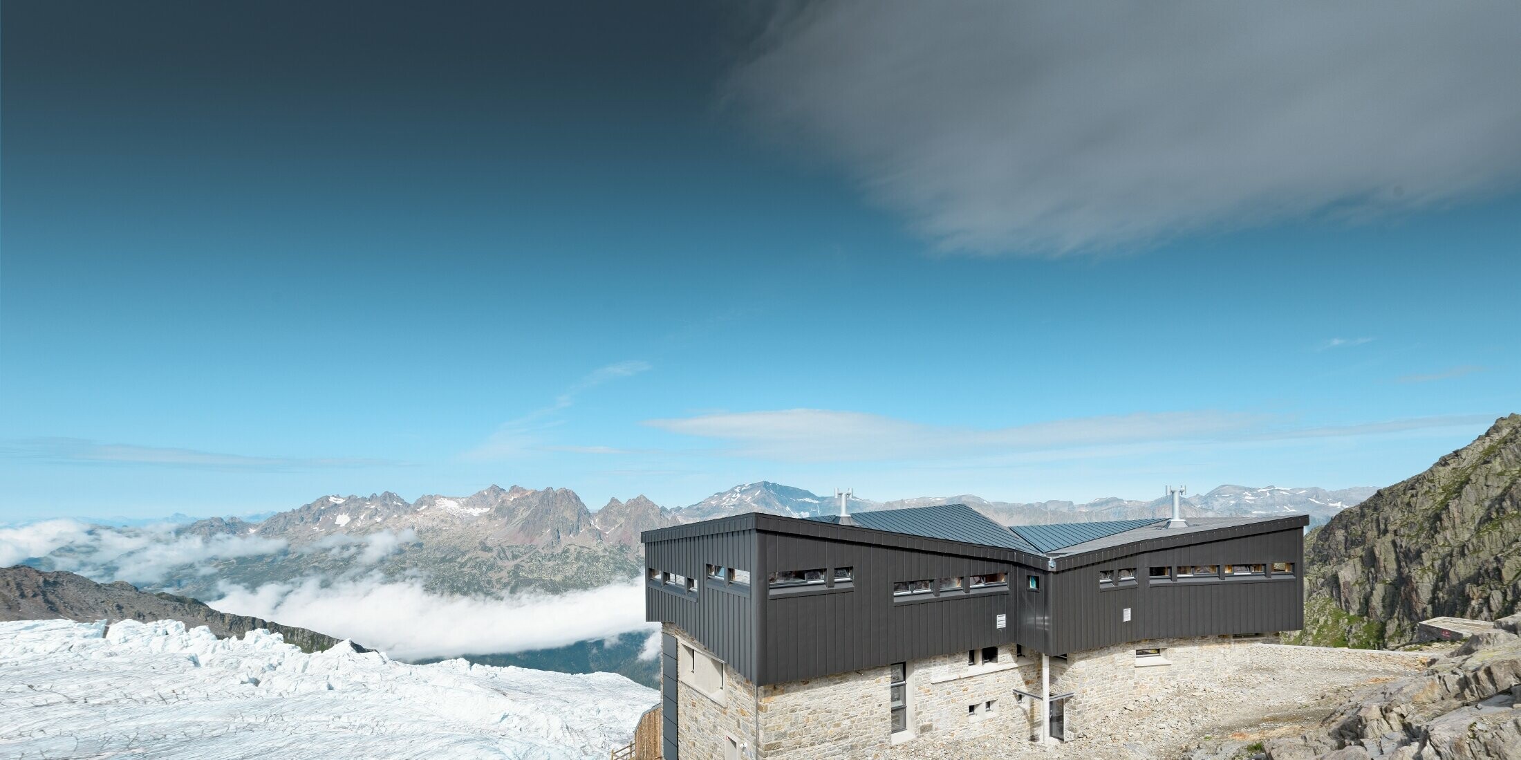 A feketés szürke PREFALZ tetőfedő és homlokzatburkoló elemekkel borított Refuge Albert 1er a Mont Blanc-on.